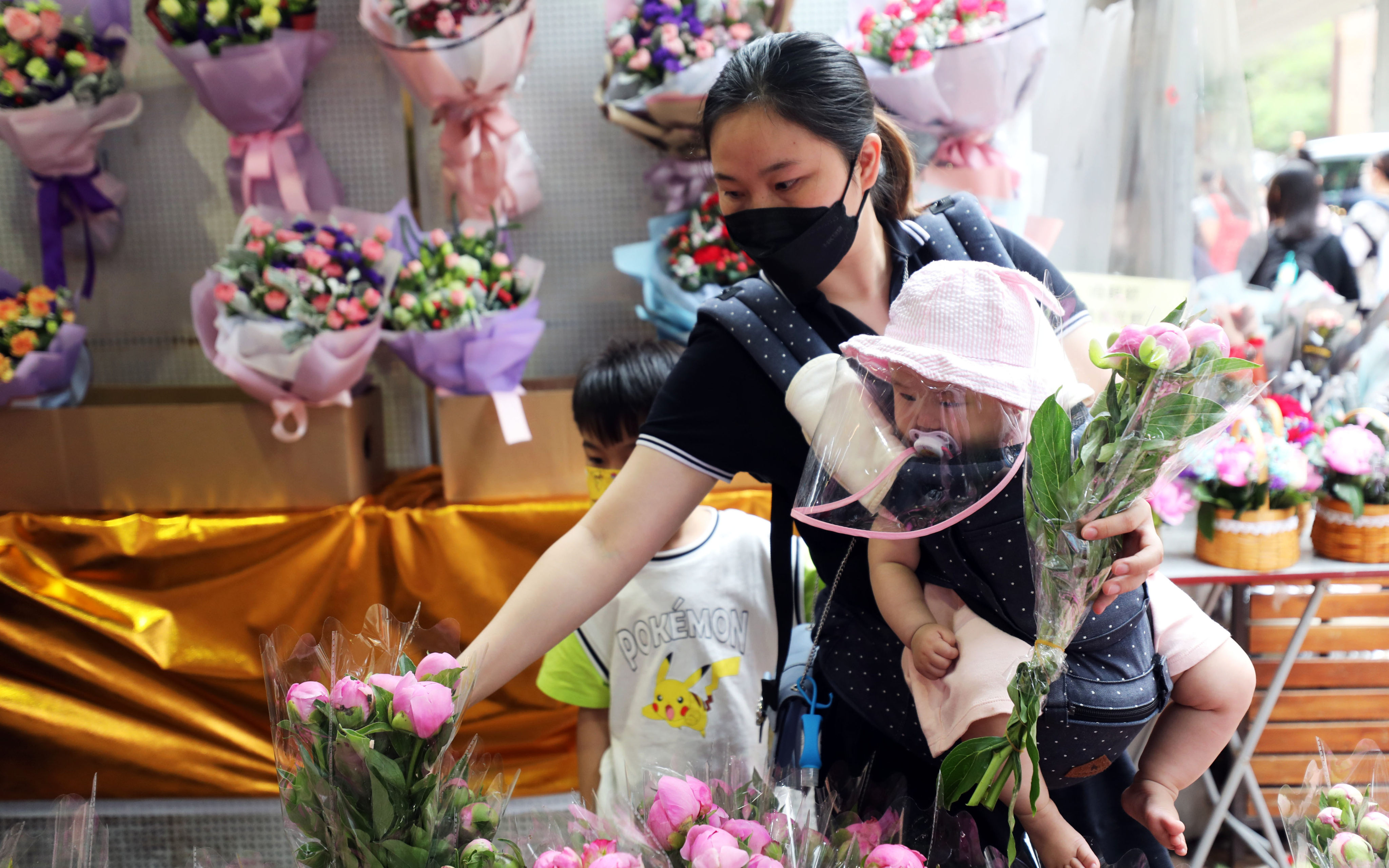 Mong Kok’s flower market was buzzing with Hongkongers on Mother’s Day. Photo: Xiaomei Chen