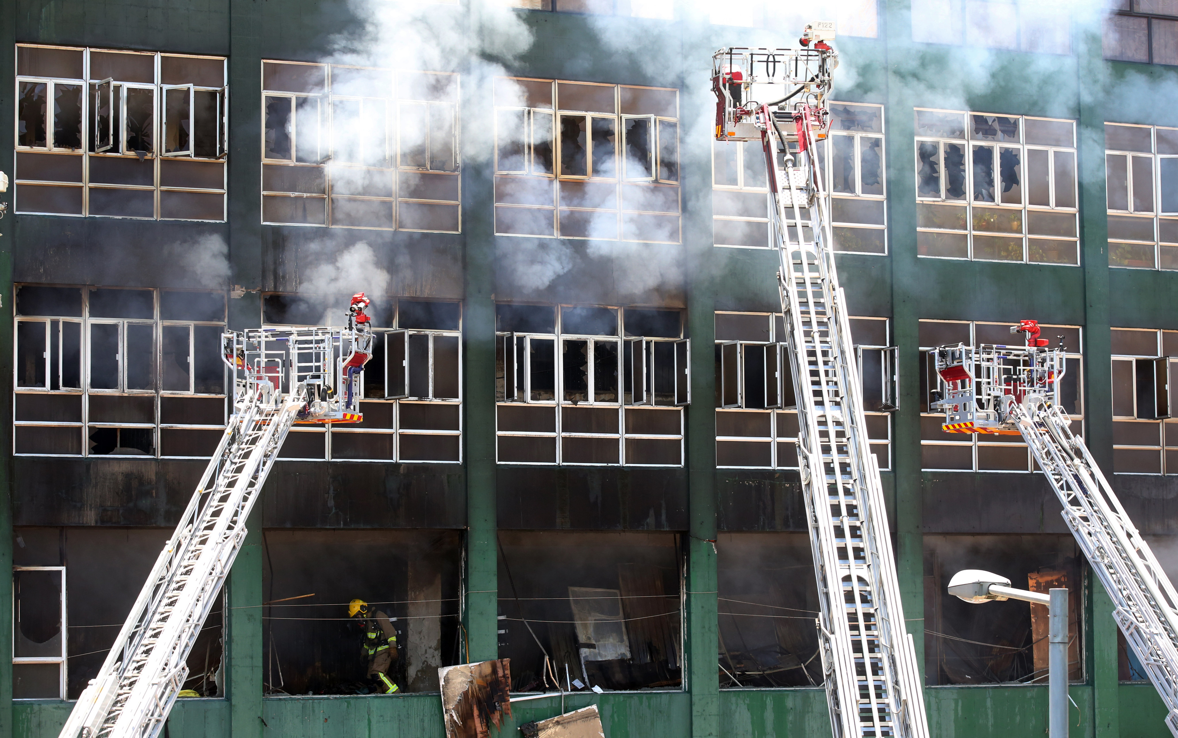 The fourth-alarm fire in Ngau Tau Kok in 2016 was the longest-running blaze at an industrial premises in Hong Kong history, having burned for 108 hours and 16 minutes. Photo: Edward Wong