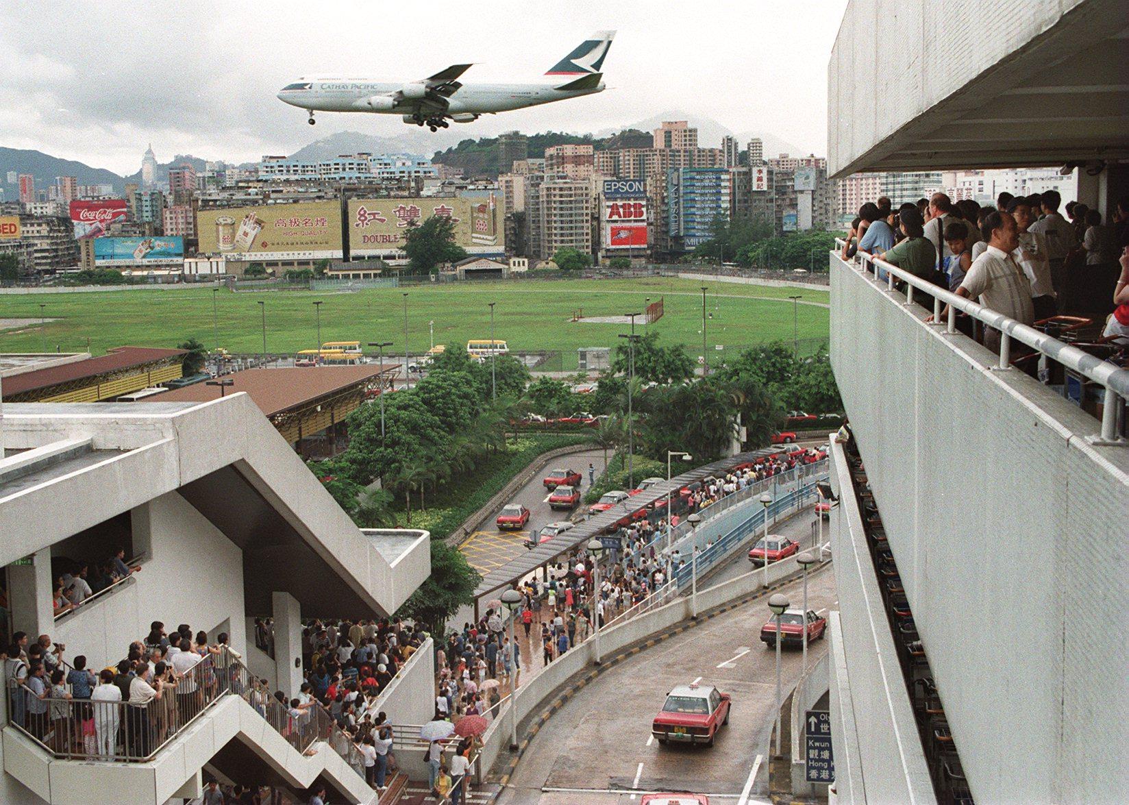 Crowds at Kai Tak for the airport’s final hours. Photo: Edward Wong
