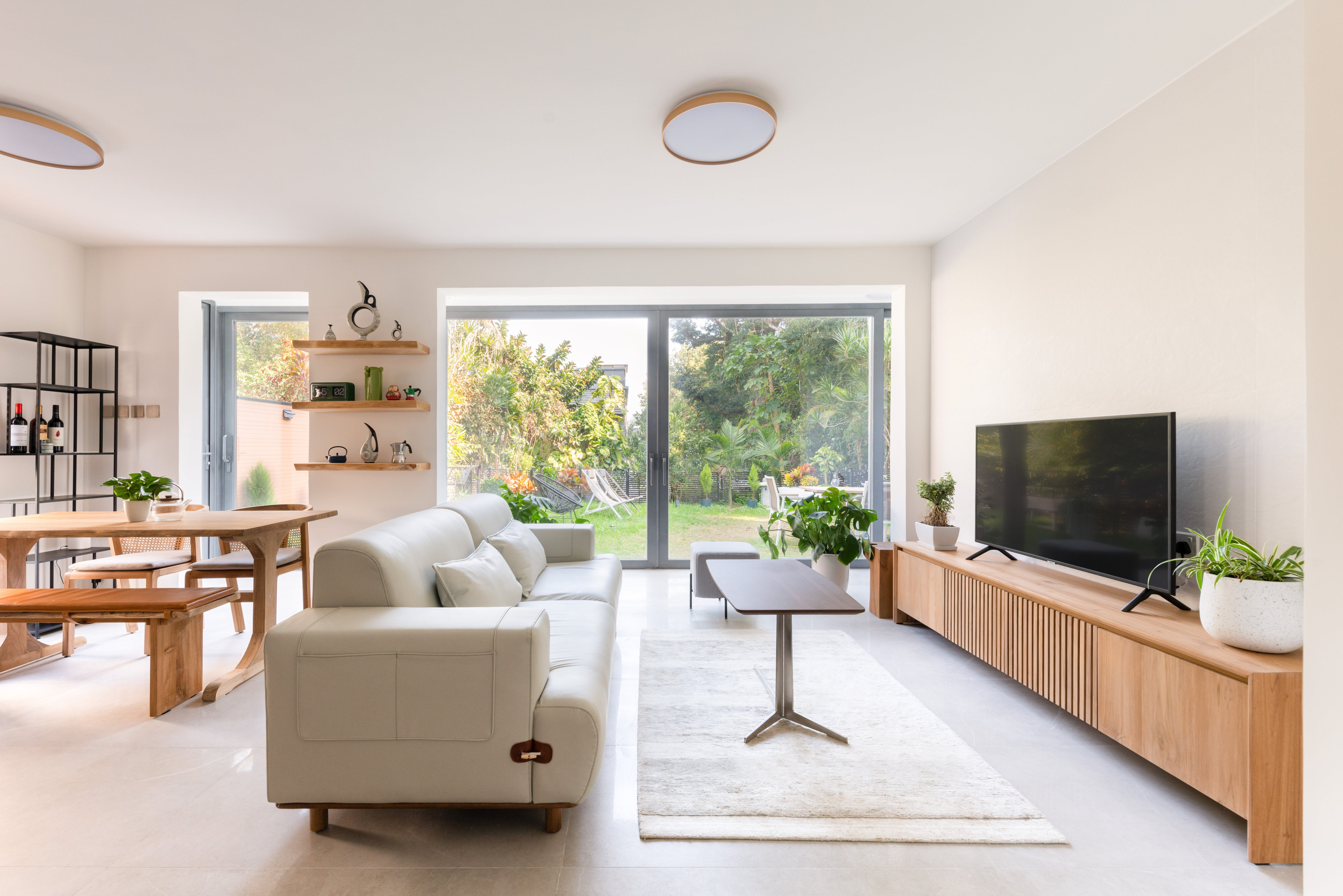 A neutral background makes the warm woods really pop in a furniture store owner’s Clear Water Bay flat. Photo: King Cheung