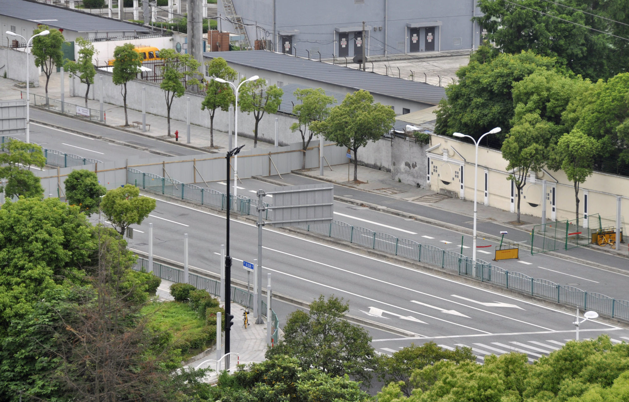 Barricades across empty roads in Shanghai on May 11, 2022. Photo: Kyodo.