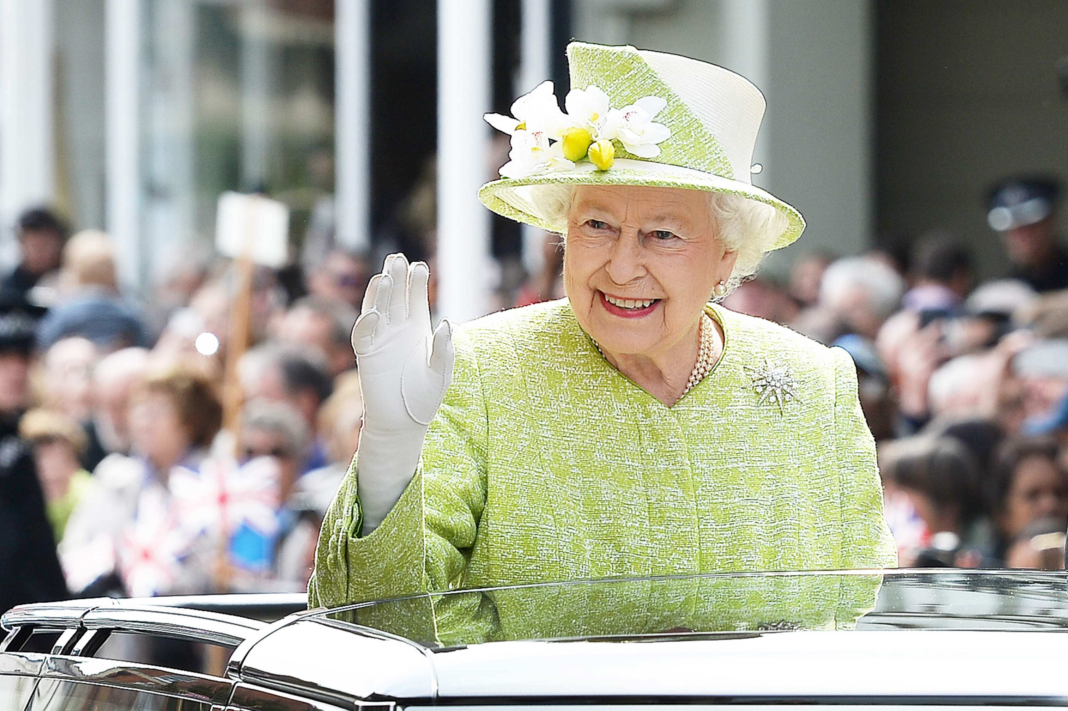 Britain’s Queen Elizabeth waves to well-wishers during a walkabout on her 90th birthday in Windsor, west of London, on April 21, 2016. Photo: AFP