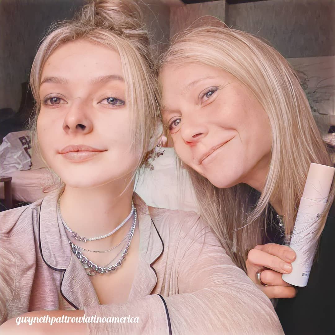 Apple Martin with her mum, actress and founder of wellness brand Goop, Gwyneth Paltrow. Photo: @gwynethpaltrowlatinoamerica/Instagram