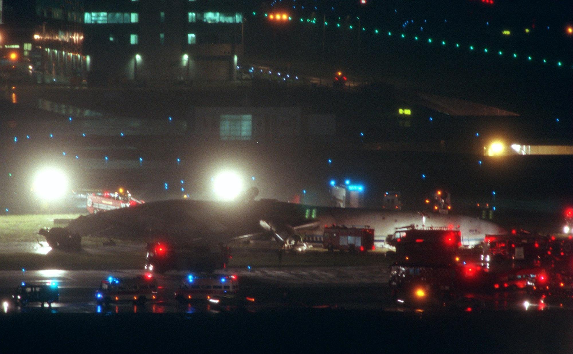 August 22, 1999: China Airlines plane crashes at Hong Kong airport ...