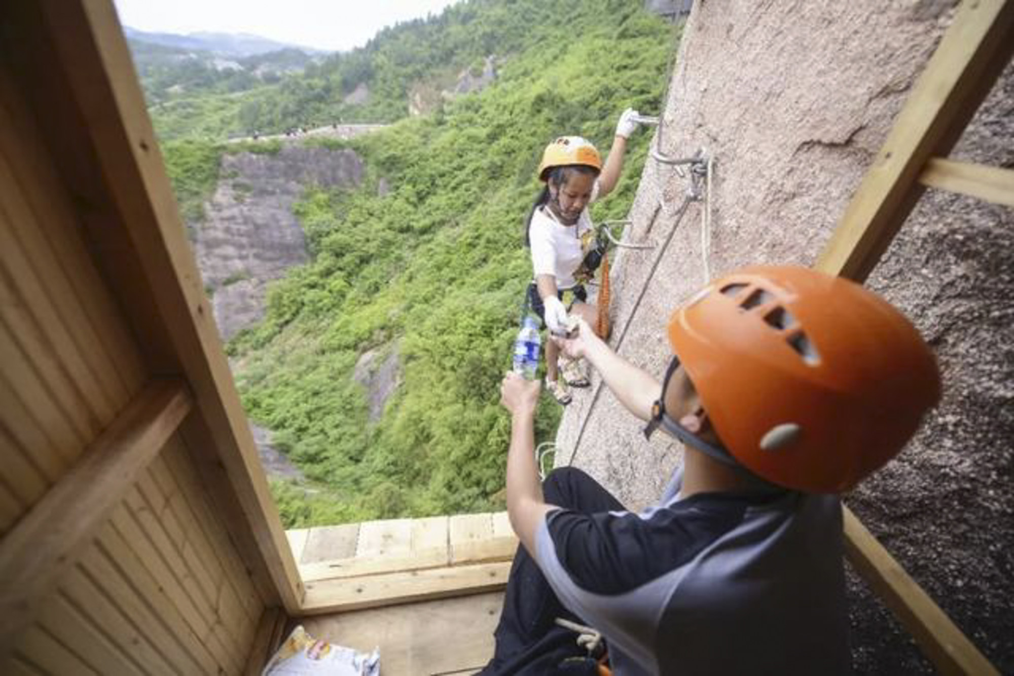 A store in China up a cliff face challenges the meaning of convenience. Photo: Baidu