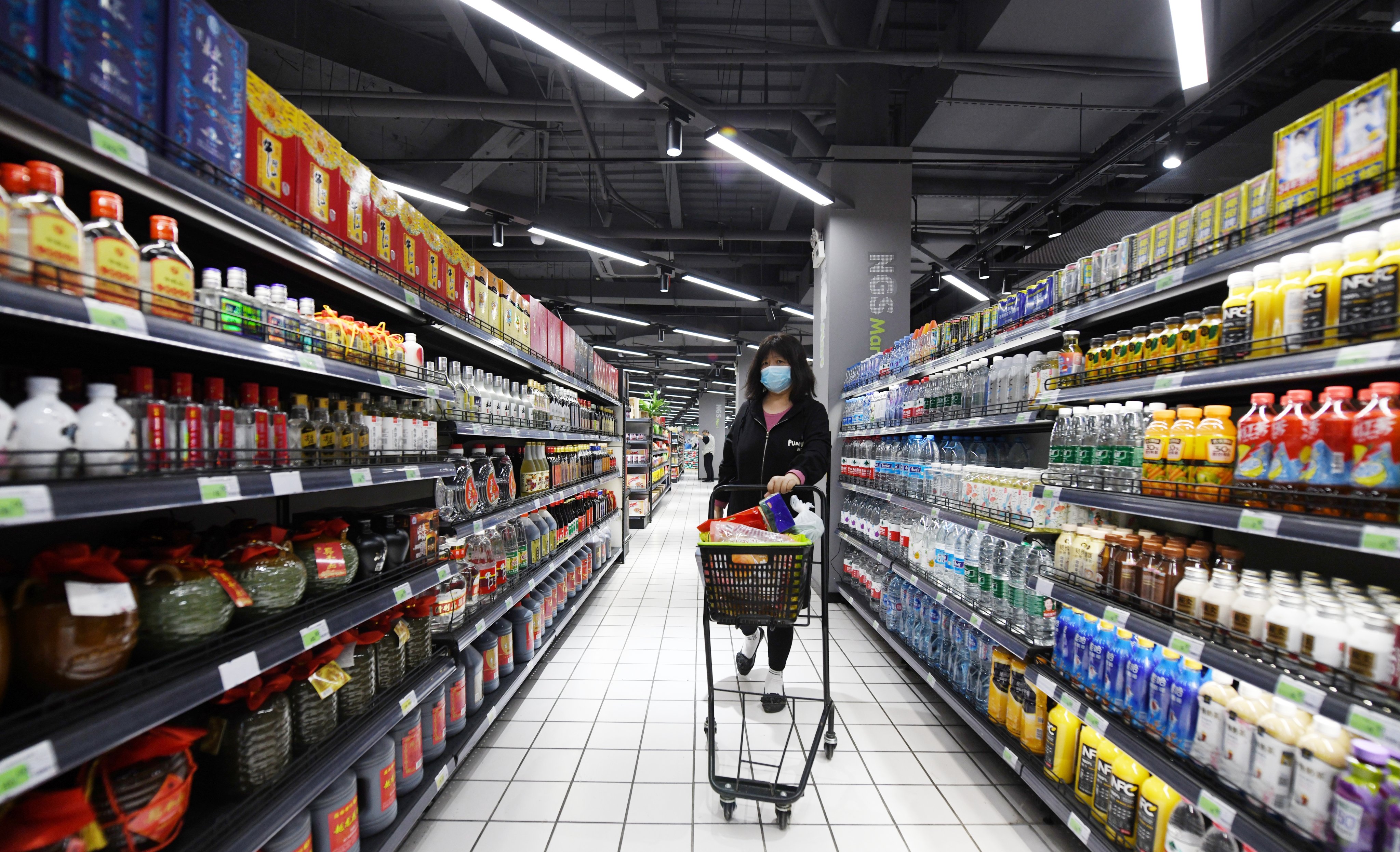 A customer at a supermarket that reopened in Shanghai on May 16, 2022 amid declining infections. Photo: VCG