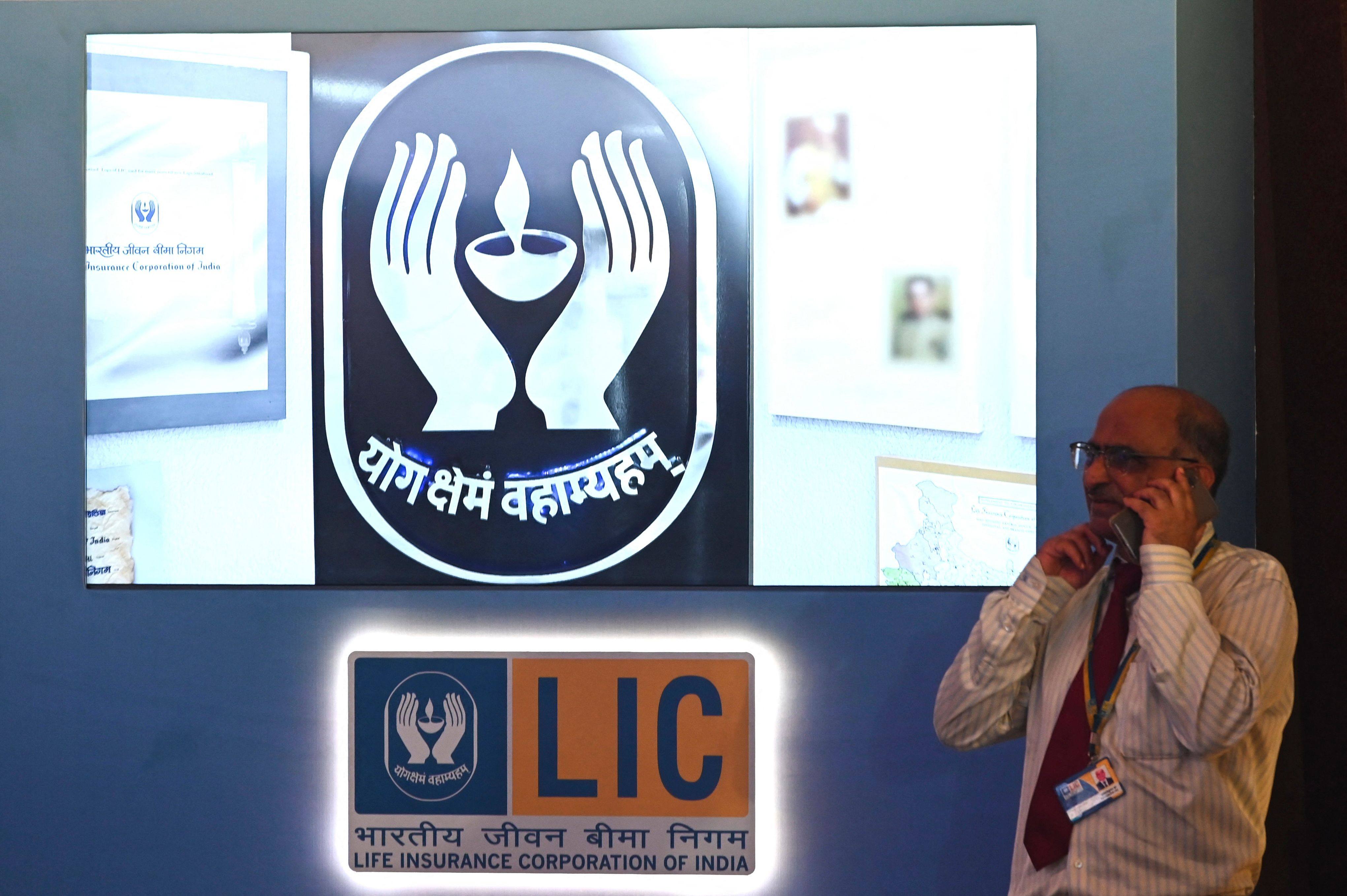 Mumbai, Maharashtra, India. 27th Apr, 2022. Life Insurance Corporation of  India (LIC) poster is seen at a press conference in Mumbai. Their Initial  Public Offer (IPO) will open for public subscription on