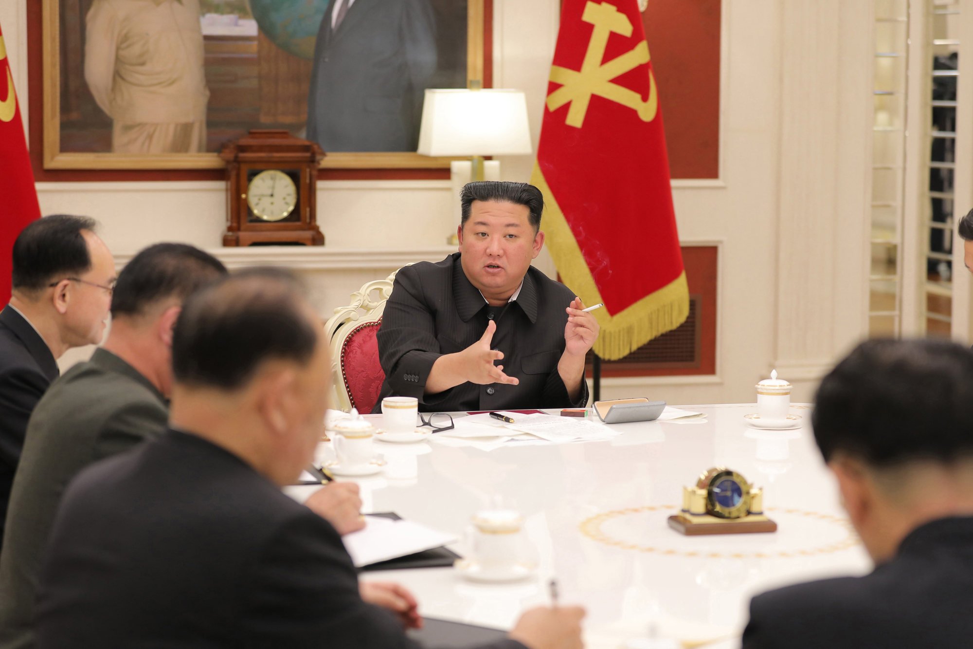 North Korean leader Kim Jong-un (C) chairs a meeting to discuss nationwide antivirus measures after North Korea reported its first COVID-19 case last week. Photo: dpa