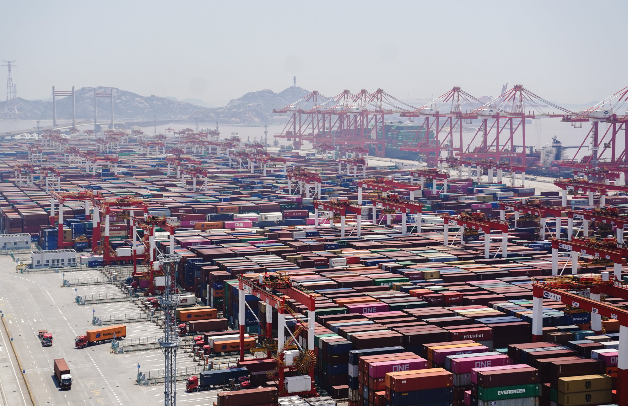 A view of Shanghai’s Yangshan Deep Water Port, the world’s busiest container port, on May 17, 2022. Photo: Xinhua.