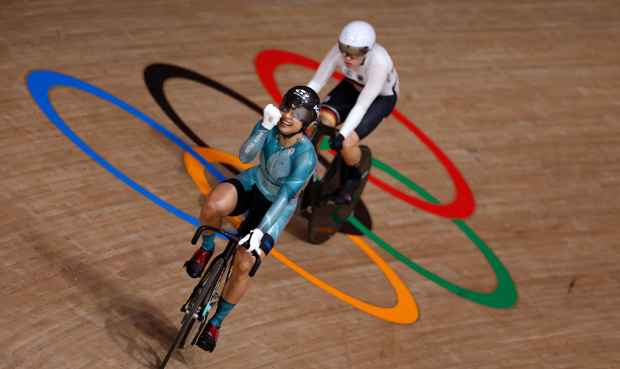 Sarah Lee beats Germany’s Emma Hinze for the bronze medal at the 2020 Tokyo Olympics at Izu Velodrome in Japan. Photo: AFP