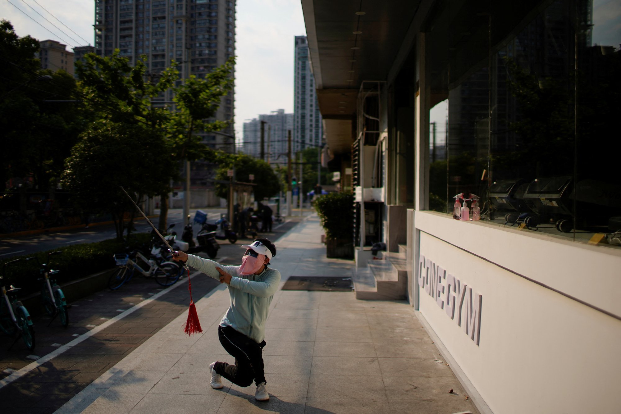 A resident exercised outside a closed gym in Shanghai on May 17, 2022. Photo: Reuters