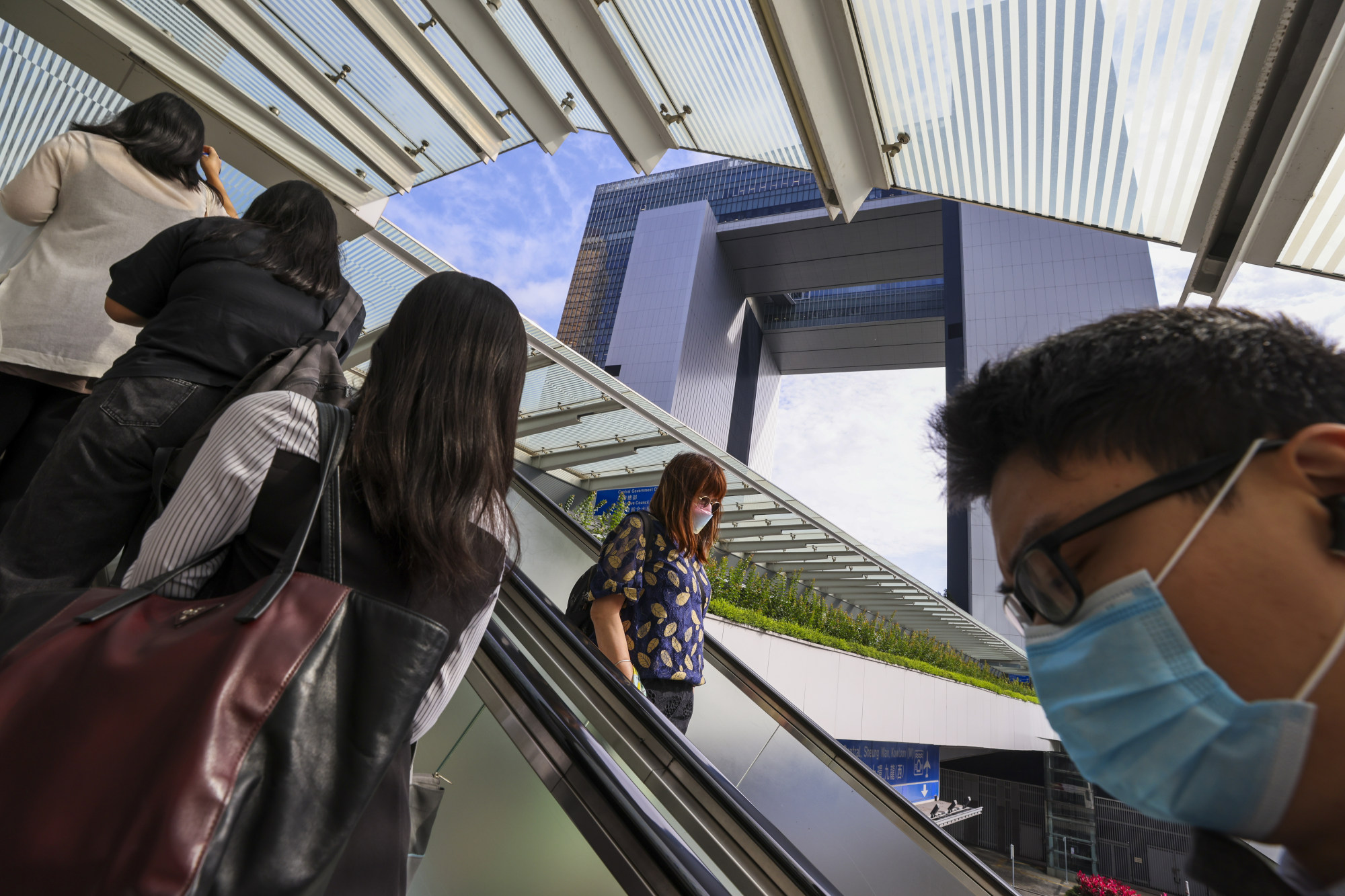 Civil servants head back to work at the government headquarters in Admiralty. Photo: Nora Tam