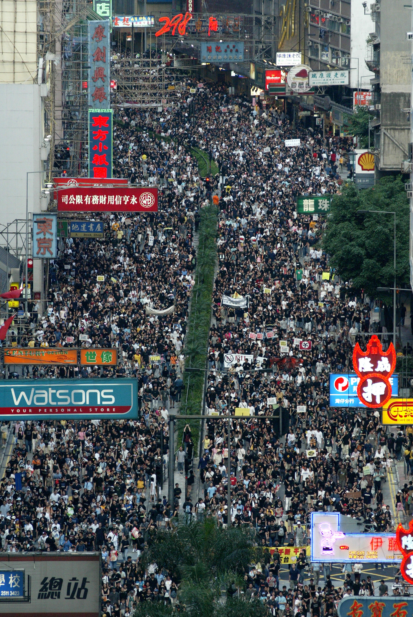 Crowds stretch from Victoria Park to the Central Government Offices. Photo: Martin Chan
