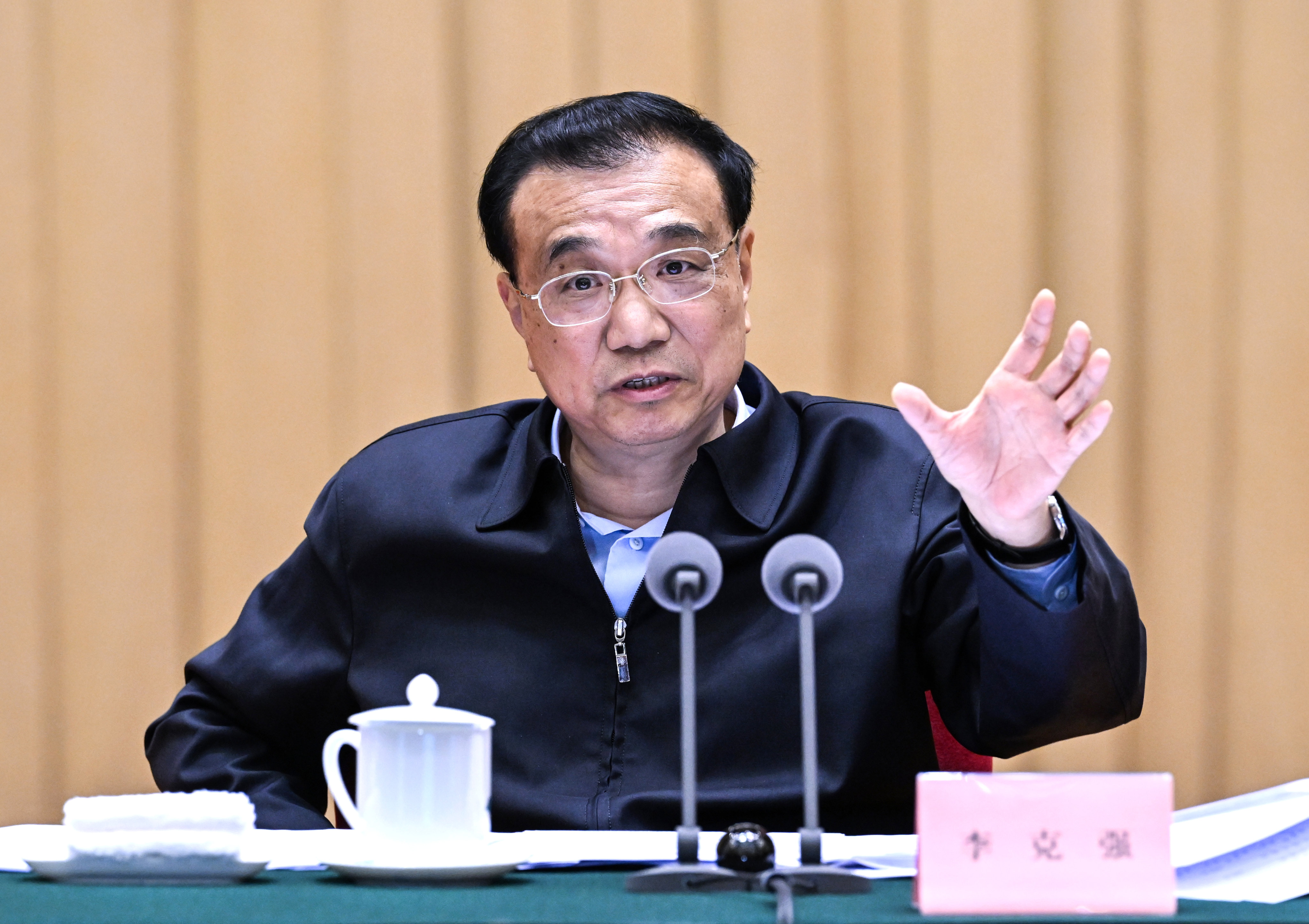 Chinese Premier Li Keqiang chairs a symposium on stabilising growth, held in southwest China’s Yunnan Province on May 18. Photo: Xinhua