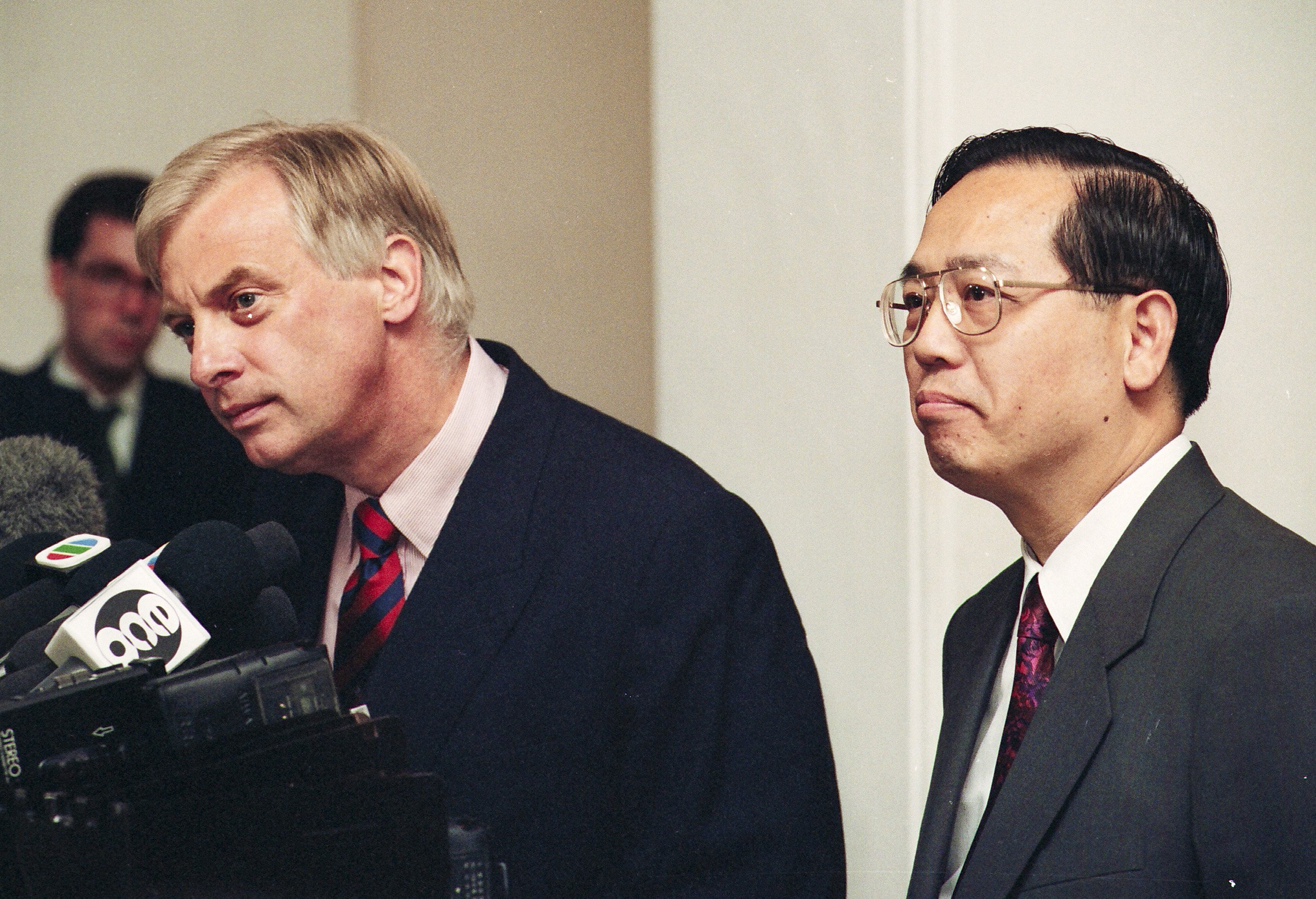 Michael Sze (right), then constitutional affairs minister, and Hong Kong’s last governor Chris Patten attend a press conference at Government House in 1993. Photo: SCMP