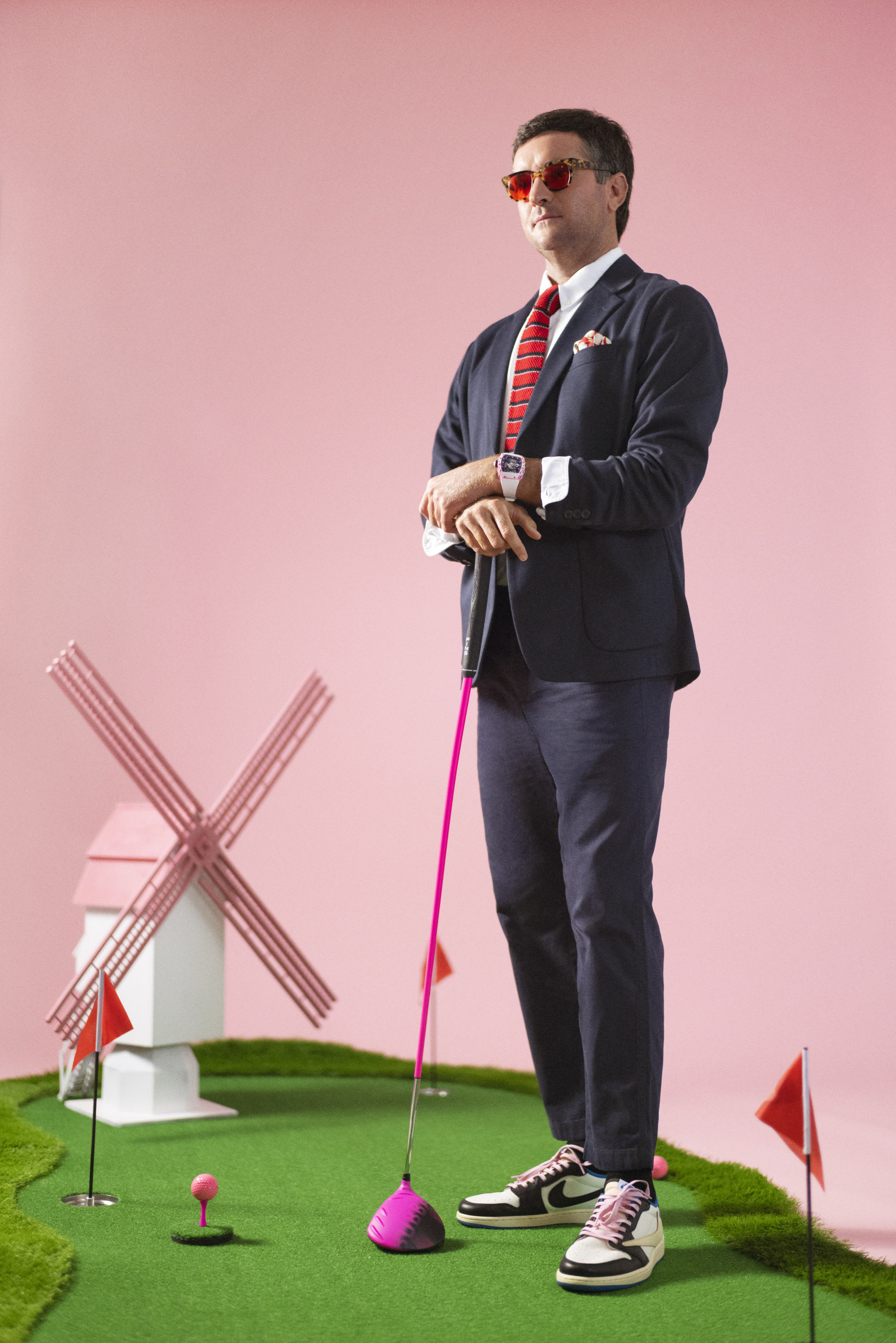 How is Bubba Watson allowed to use a pink (and green) golf ball at