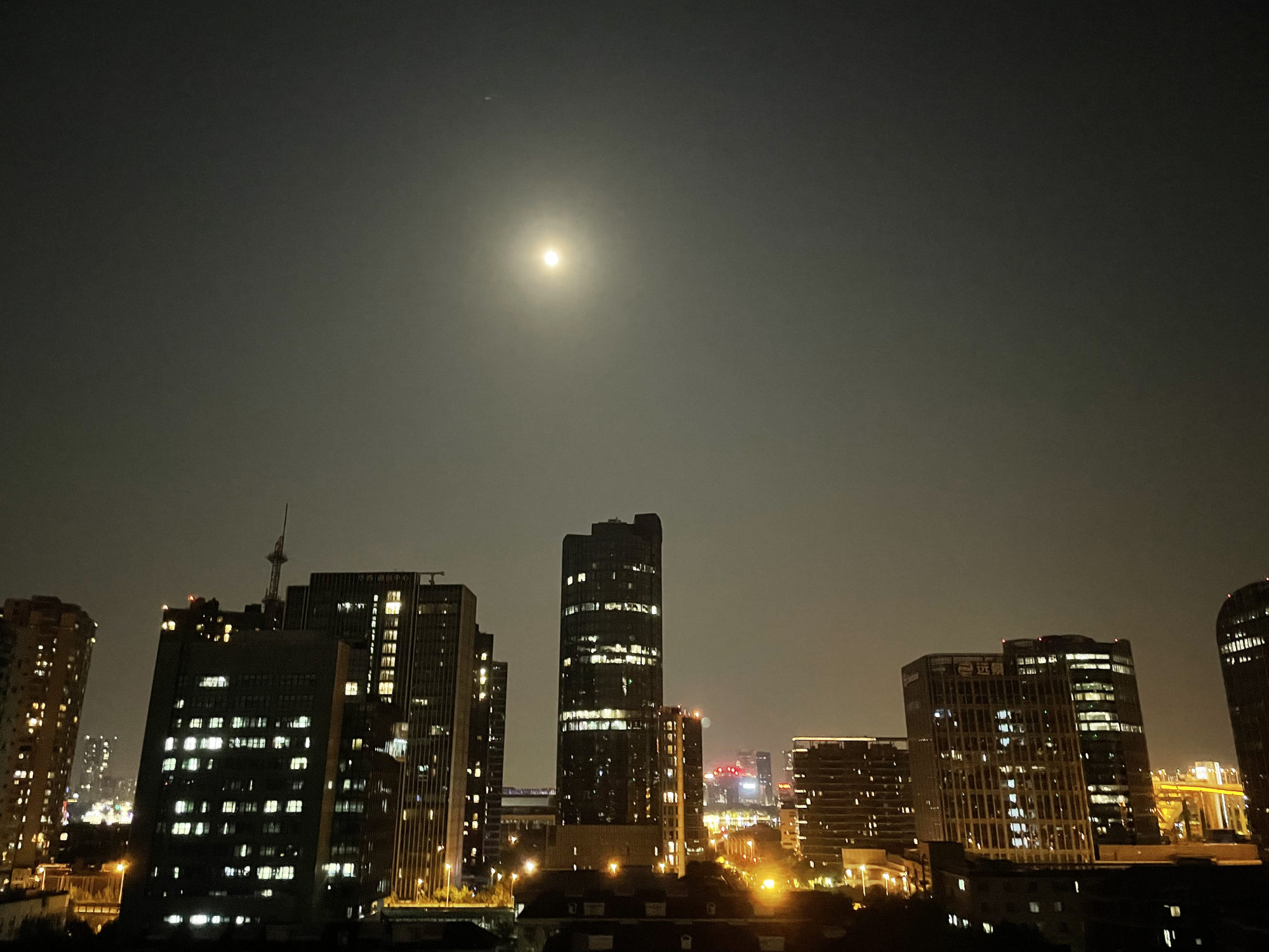 The post reporter’s photo of Monday’s ‘super moon’ was shared on WeChat. Photo: SCMP/ Tracy Qu