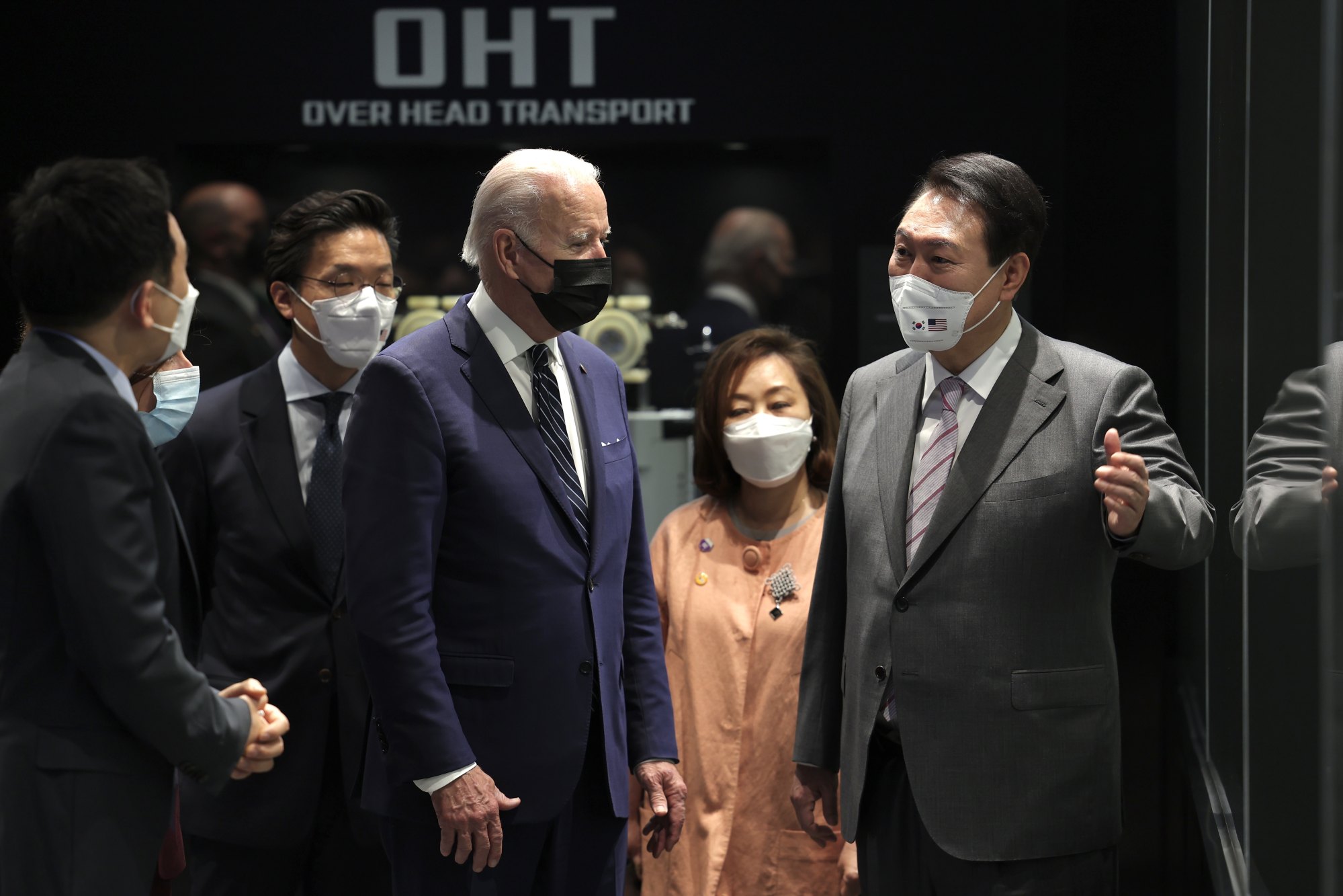 US President Joe Biden (centre left) and South Korean President Yoon Suk-yeol visiting a Samsung Electronics chip plant on Friday. Photo: YNA/dpa