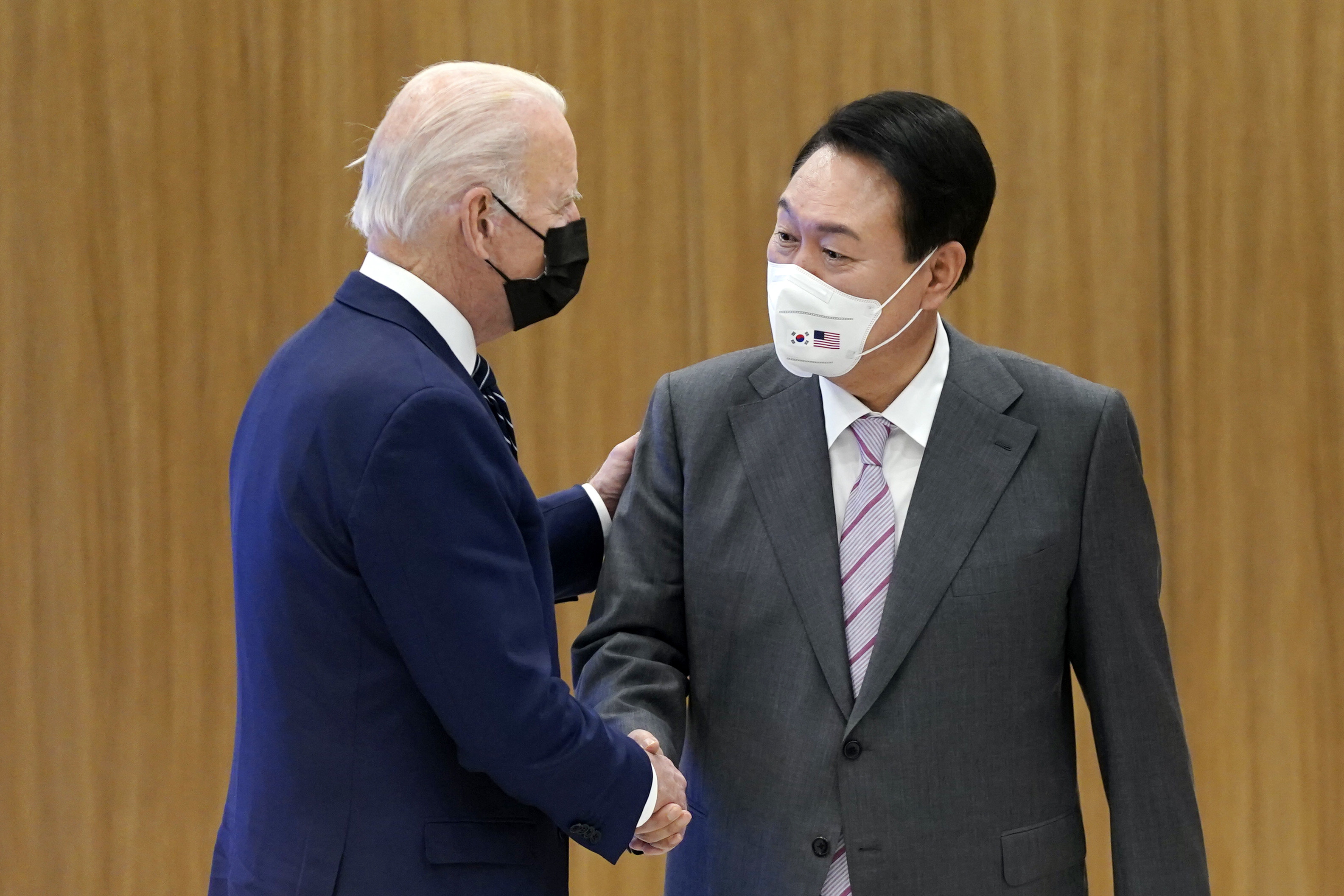 US President Joe Biden (left) and South Korean President Yoon Suk-yeol shake hands as they visit the Samsung Electronics Pyeongtaek campus in Pyeongtaek, South Korea, on May 20. Photo: AP