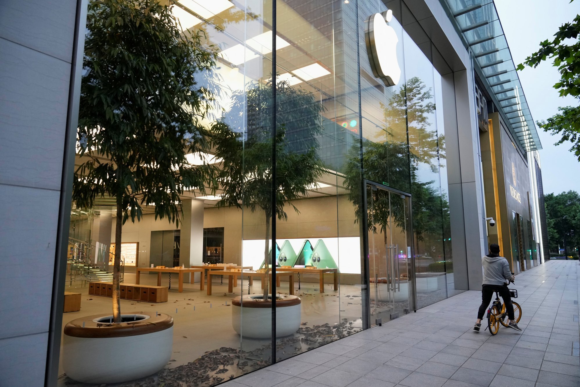A closed Apple store in Shanghai amid the coronavirus disease (COVID-19) outbreak on May 19, 2022. Photo: Reuters