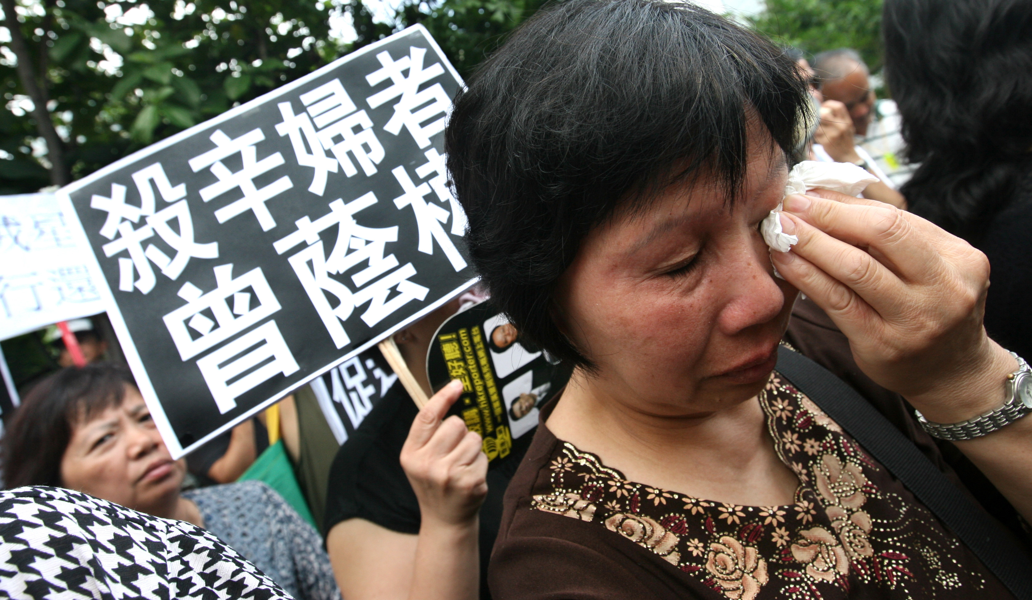 Hong Kong investors protest outside Government House last year over minibonds they claim Lehman Brothers misled them into buying. Photo: Felix Wong