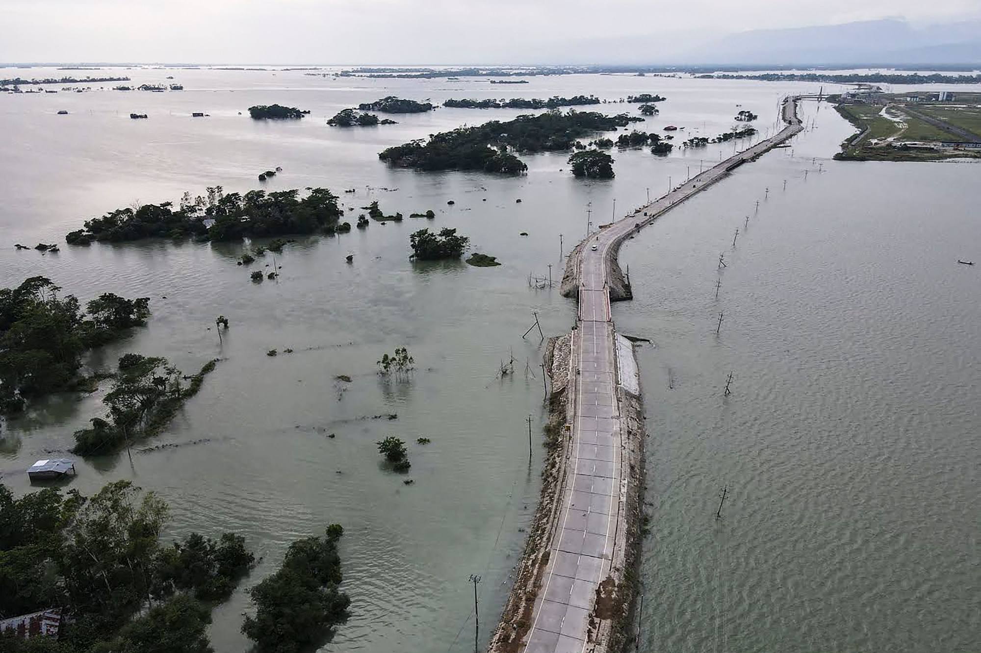 Large flood. Бангладеш наводнение 1970. Наводнение. Мощное наводнение. Мощное наводнение арт.