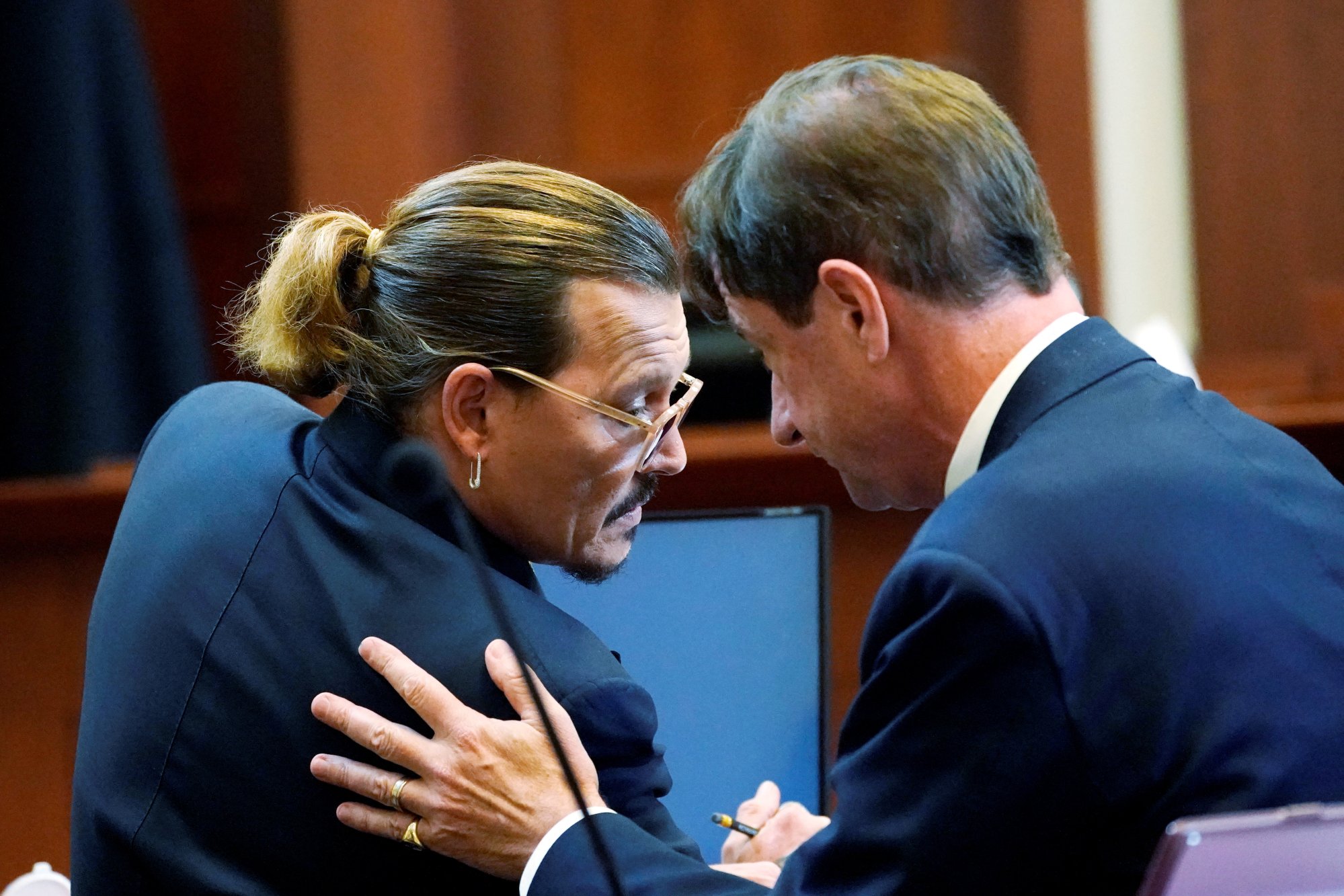 Actor Johnny Depp talks to his lawyer Ben Chew during his defamation case against ex-wife, actor Amber Heard, in the courtroom at the Fairfax County Circuit Courthouse in Fairfax, Virginia, on May 23. Photo: Reuters