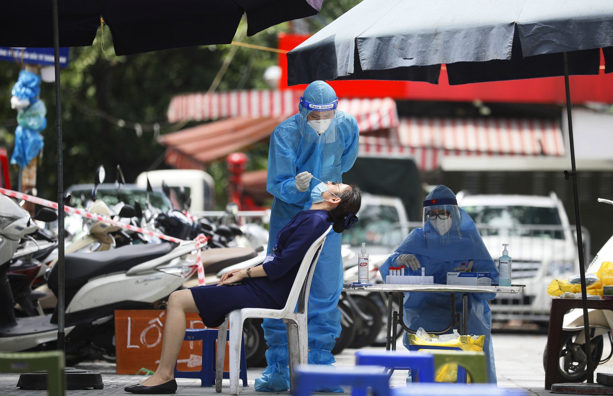 A health worker collects swab samples to test for Covid-19 in Hanoi, Vietnam, in August 2021. Photo: EPA-EFE