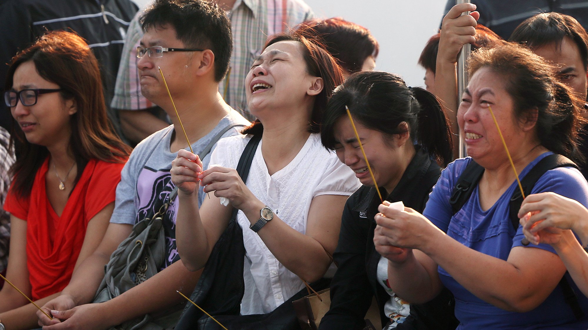 Relatives perform a Taoist ritual for the dead on a boat in waters off Lamma Island. Photo: Sam Tsang