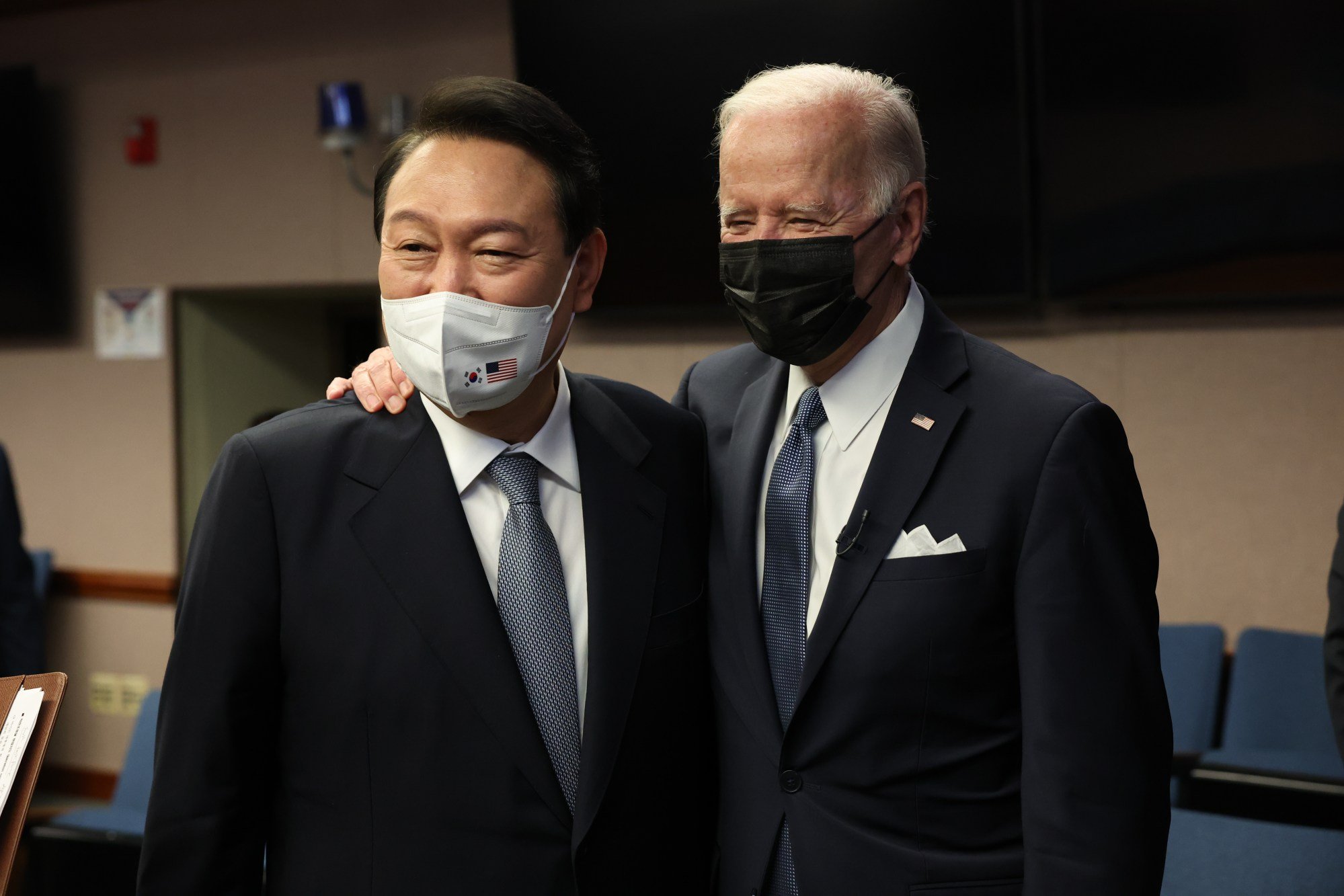 South Korean President Yoon Suk-yeol (left) and Biden at the Korean Air and Space Operations Centre at Osan Air Base on Sunday. Photo: YNA/dpa
