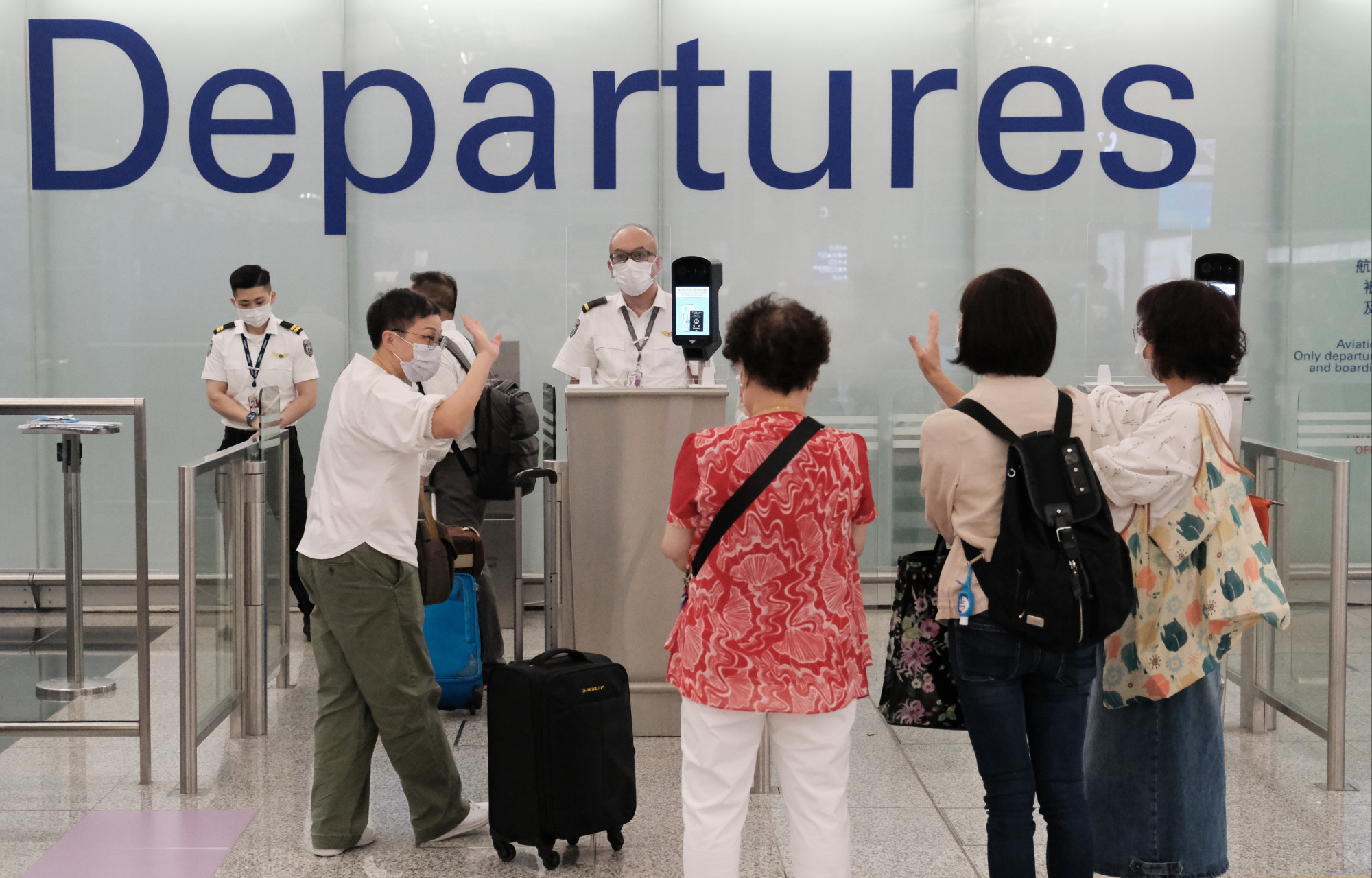 Residents at Hong Kong International Airport leaving the city for London. Photo: Edmond So