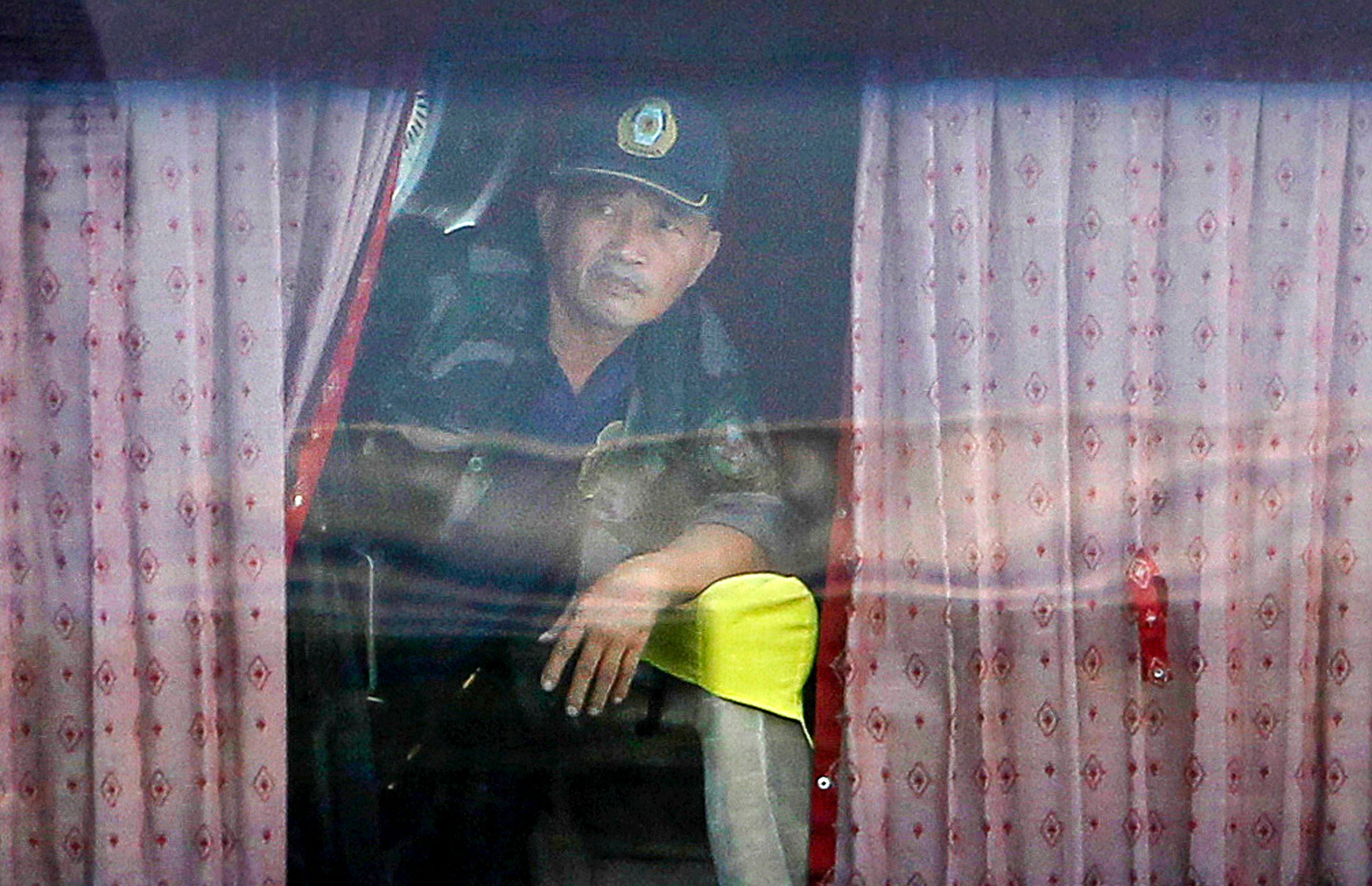 Gunman Rolando Mendoza, a former policeman, looks out of the bus. Photo: Reuters 