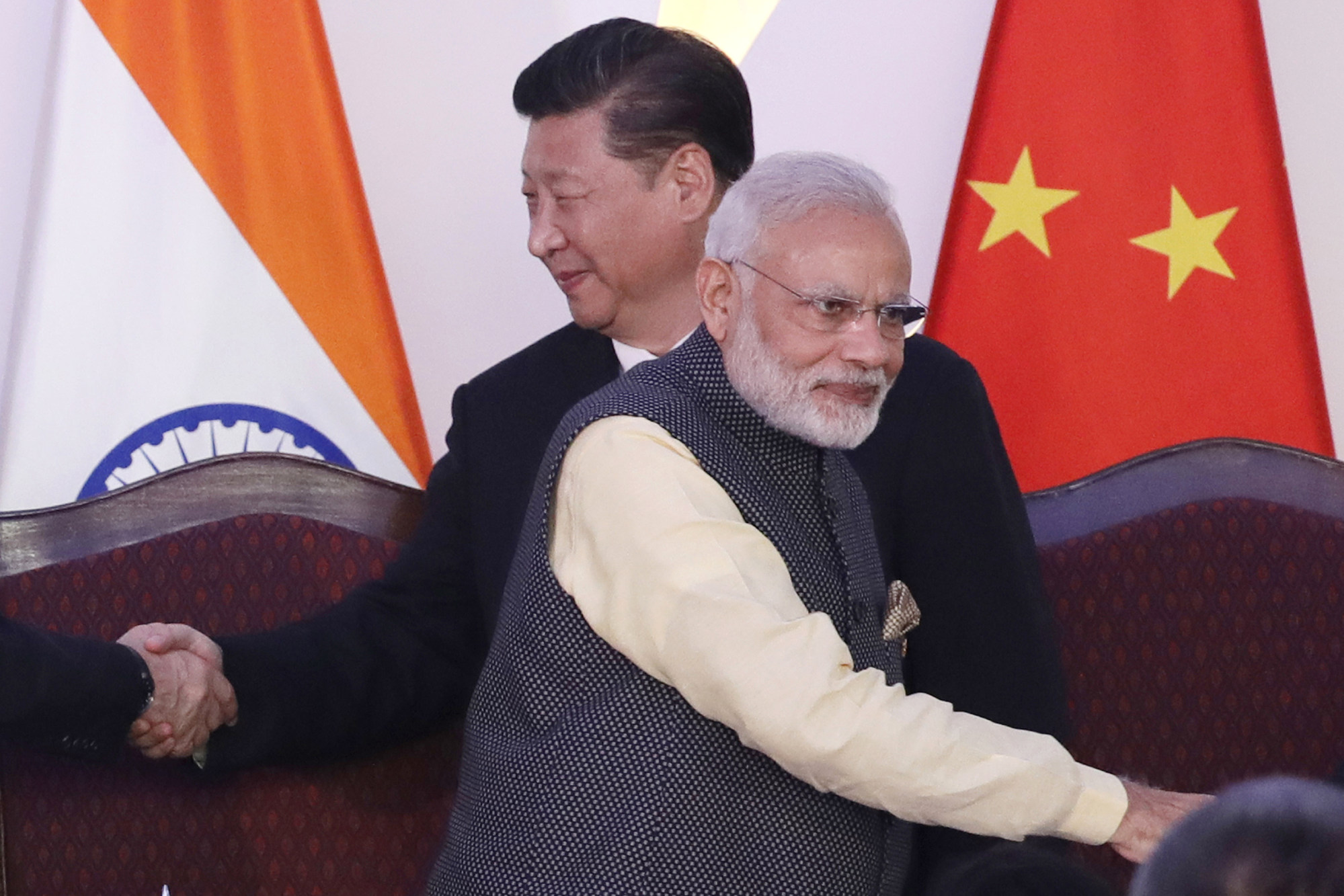 Chinese President Xi Jinping and Indian Prime Minister Narendra Modi shake hands with other leaders at the 2016 BRICS summit in Goa, India. Photo: AP
