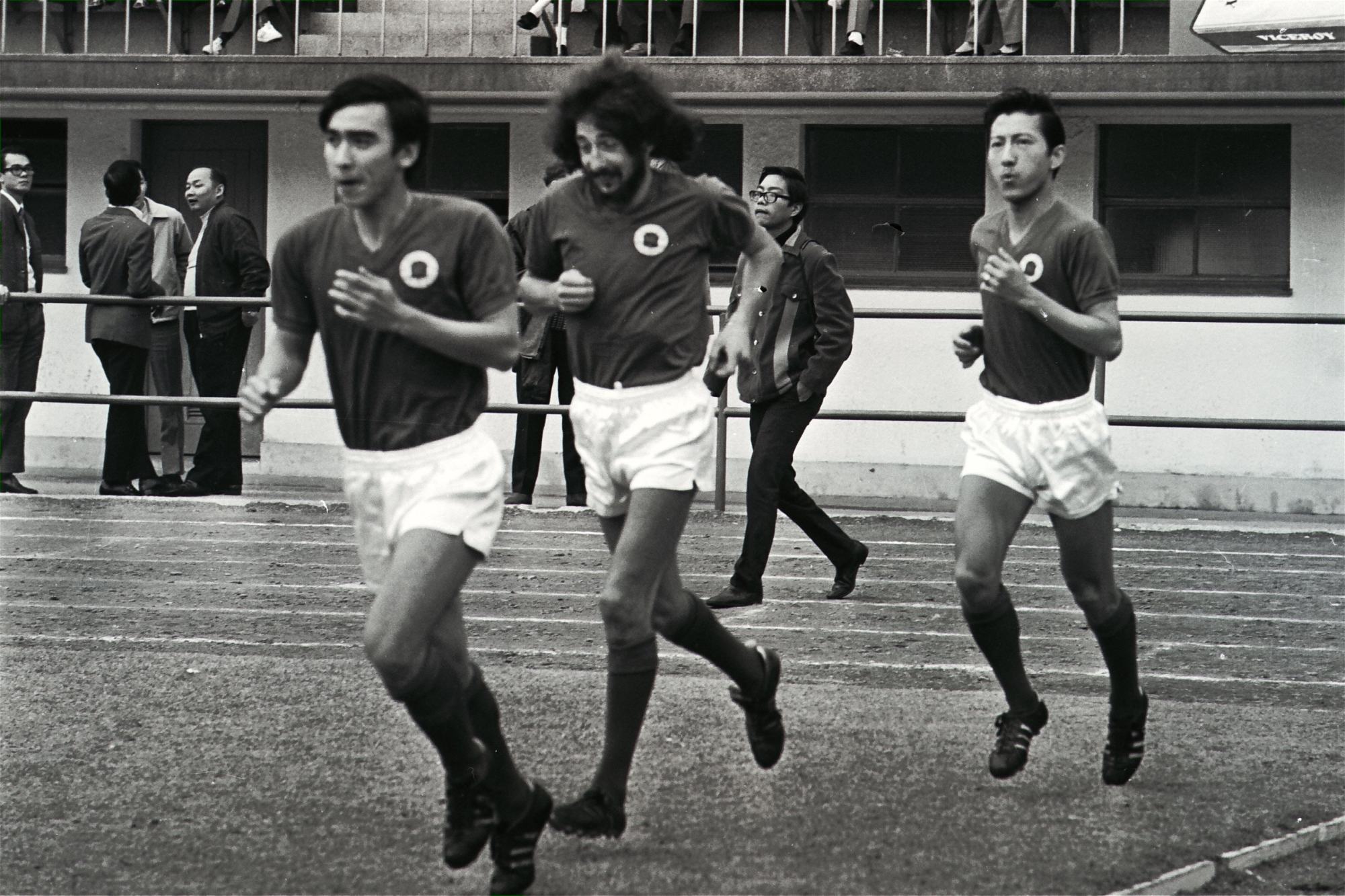 A Hong Kong League XI, featuring (from left) Kwok Ka-ming, Derek Currie and Chan Hung-ping, took on Hamburg in 1972, winning 1-0. Photo: J Tam