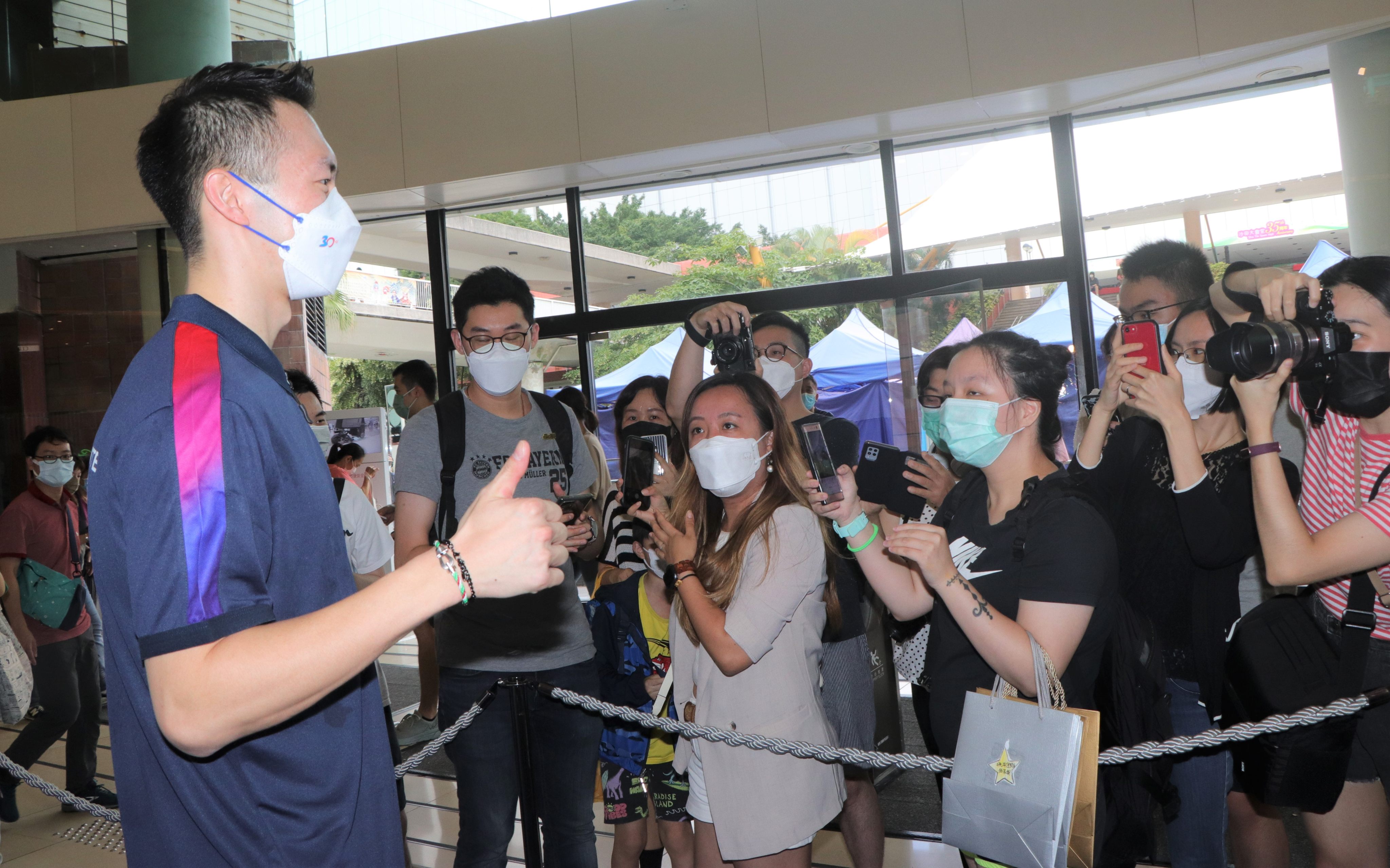 Fans take pictures of Angus Ng at New Town Plaza. Photo:  Shirley Chui