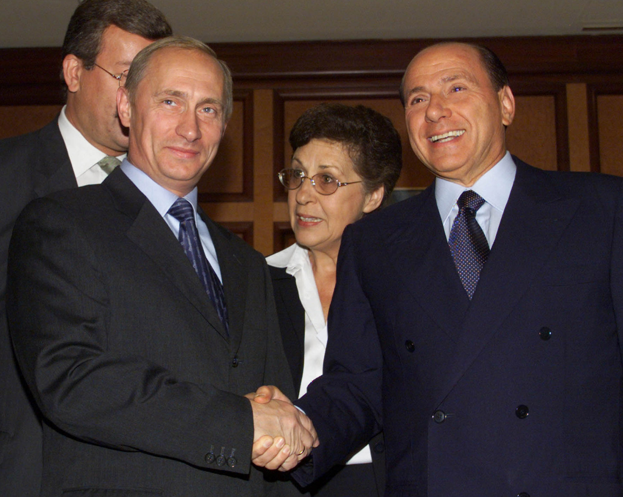 Russian President Vladimir Putin, left, shakes hands with then-Italian PM Silvio Berlusconi on September 26, 2001. Photo: AP