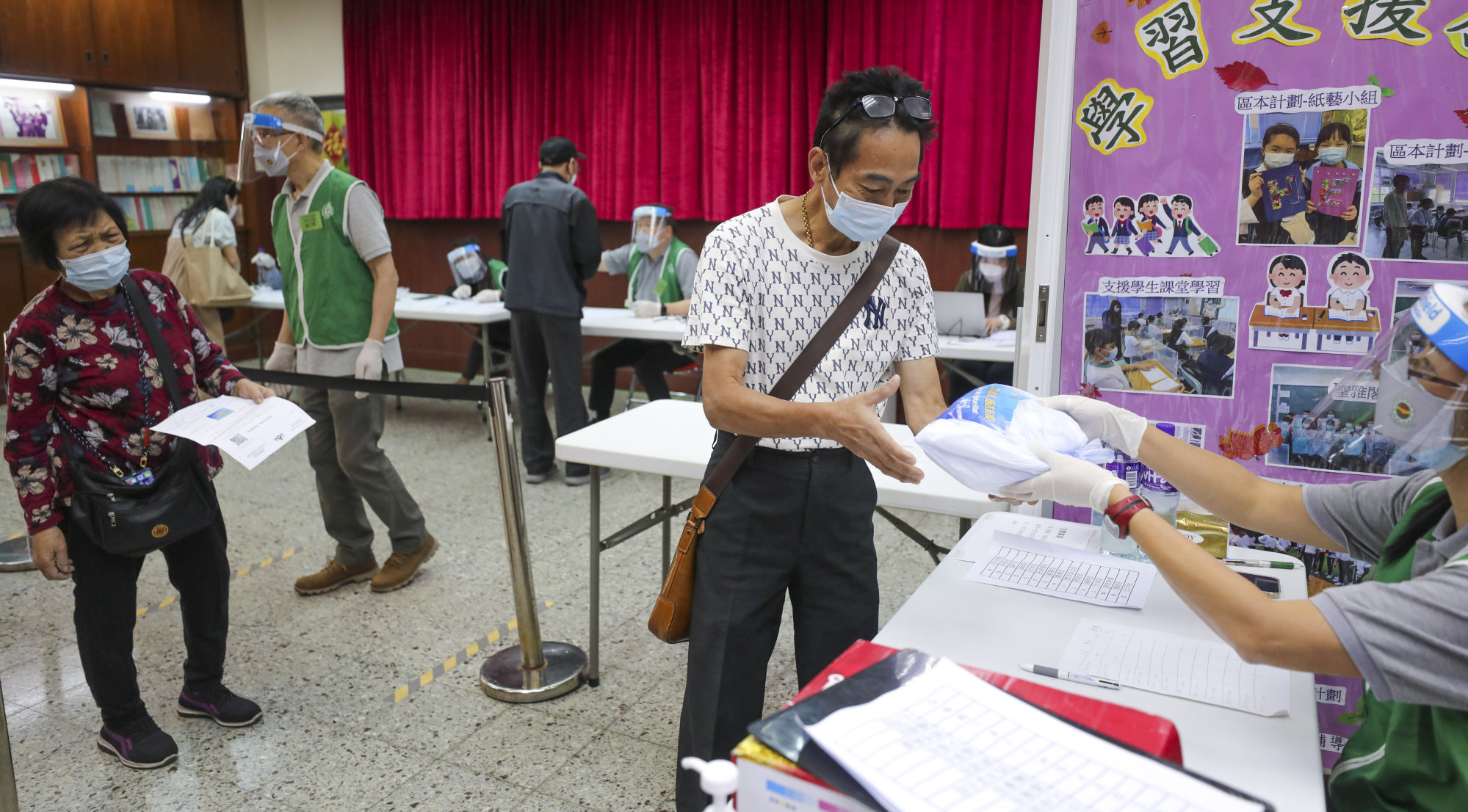 Residents collect anti-epidemic service bags from a centre in Sham Shui Po. Photo: Xiaomei Chen