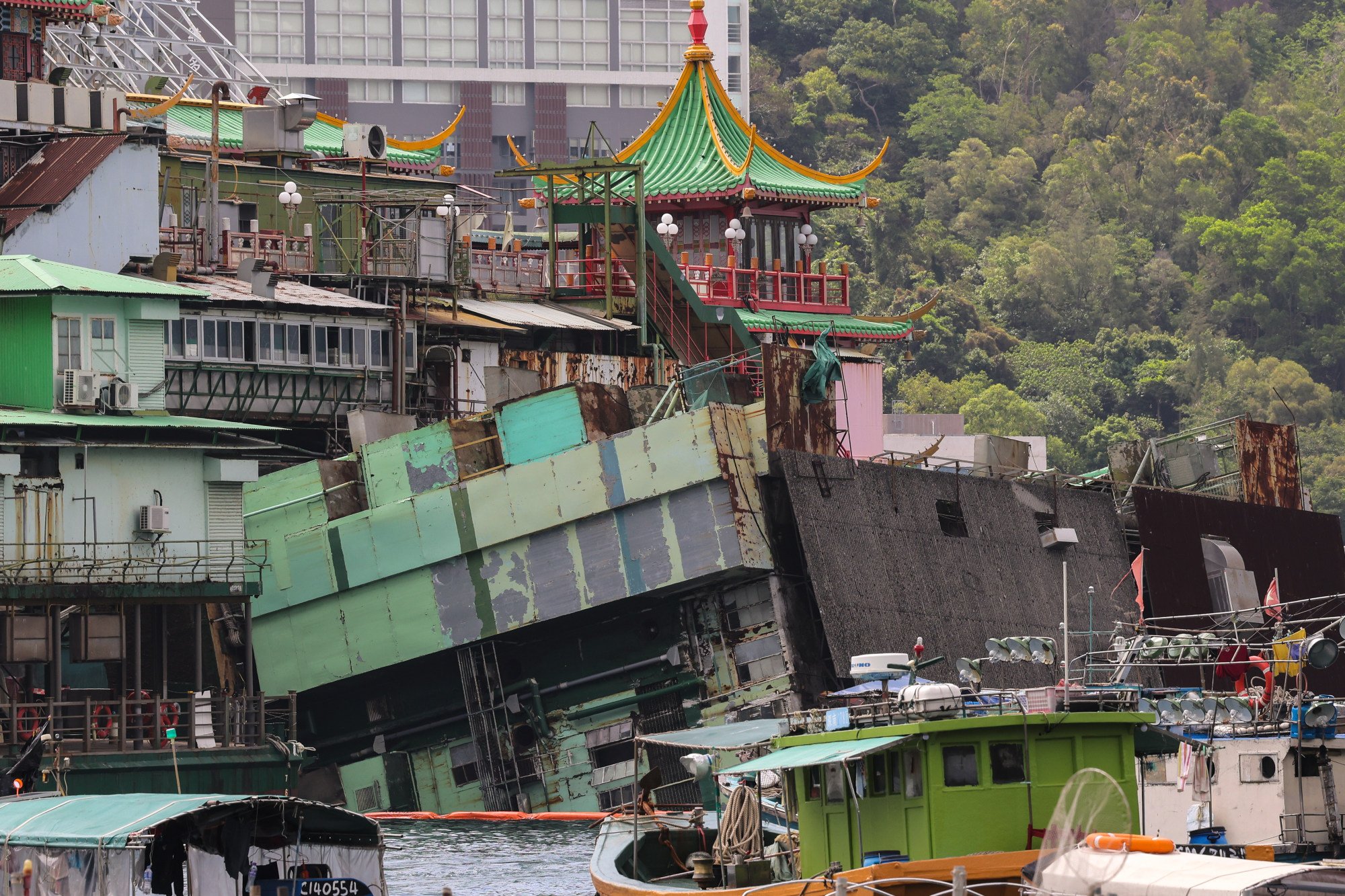 Ninguém ficou ferido quando a barcaça da cozinha do restaurante flutuante Jumbo virou.  Foto: Jelly Tse