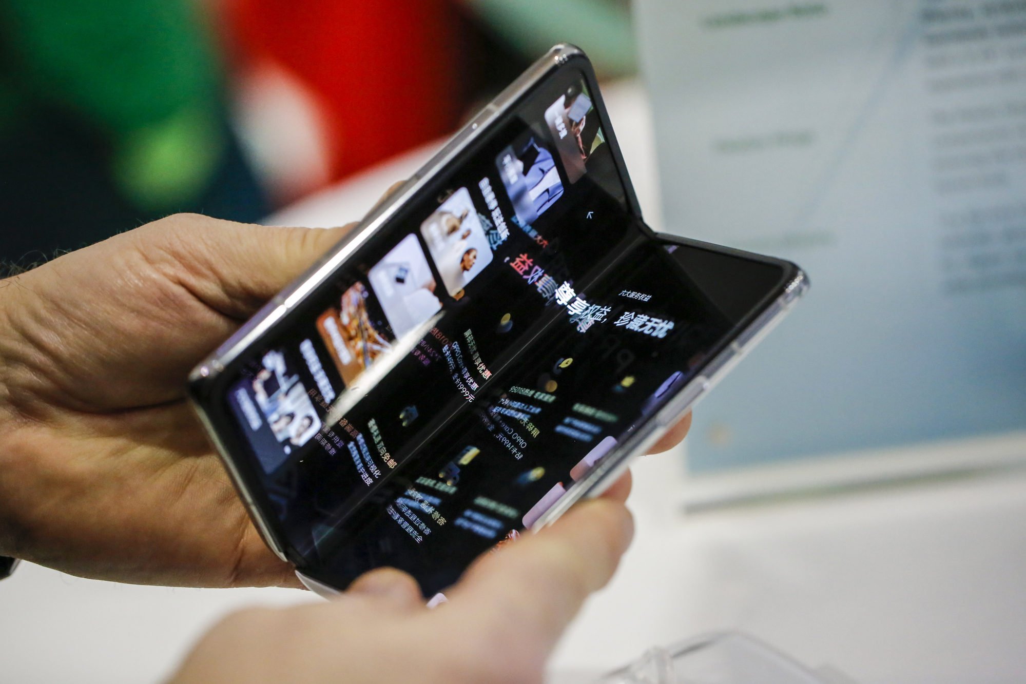 An Oppo Find N foldable smartphone seen at MWC Barcelona, Feb. 28, 2022. Photo: Bloomberg