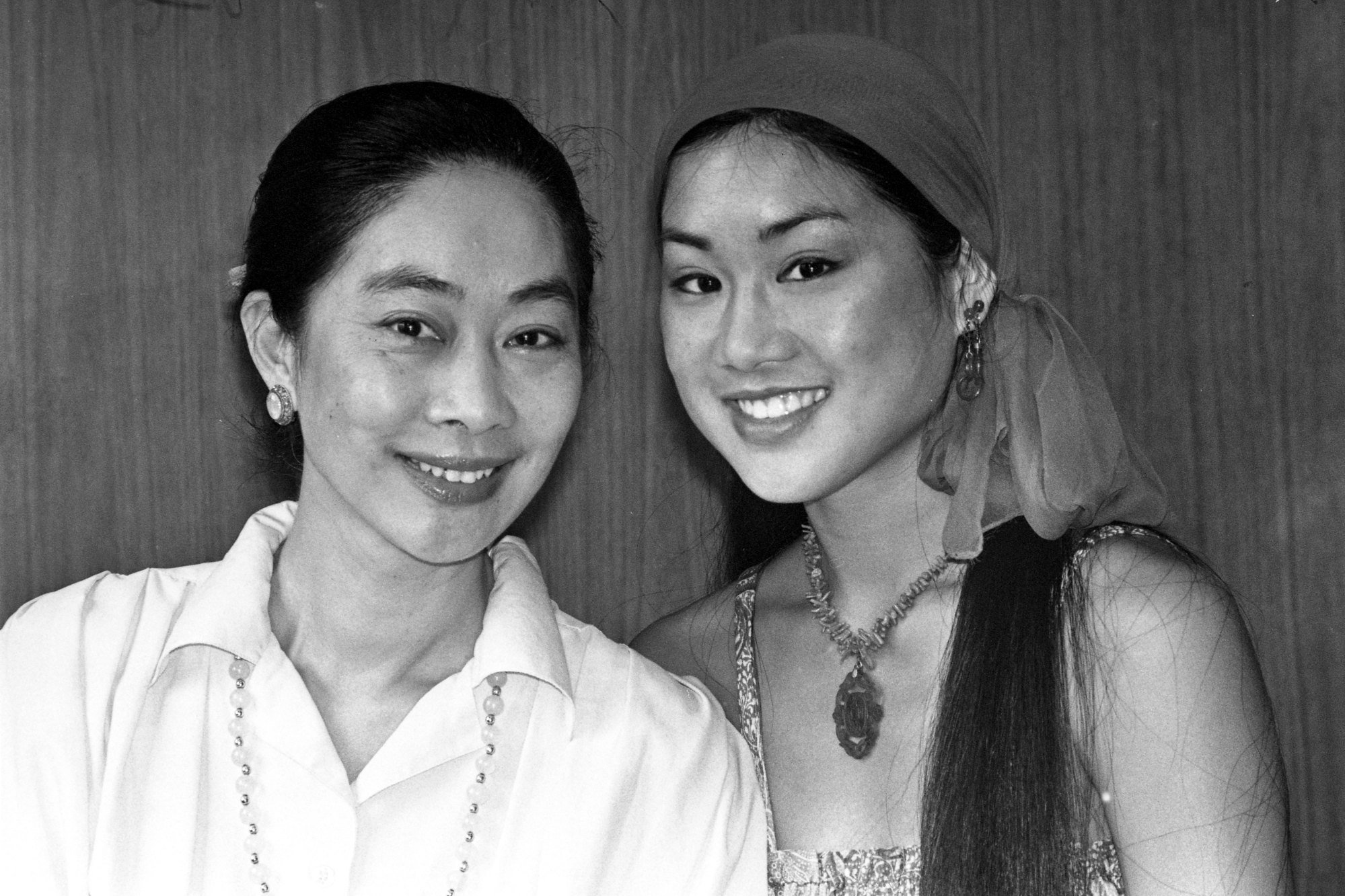 Lisa Lu, who starred in The Arch and The Empress Dowager, poses with her daughter Lucia Hwong in 1978. Photo: SCMP