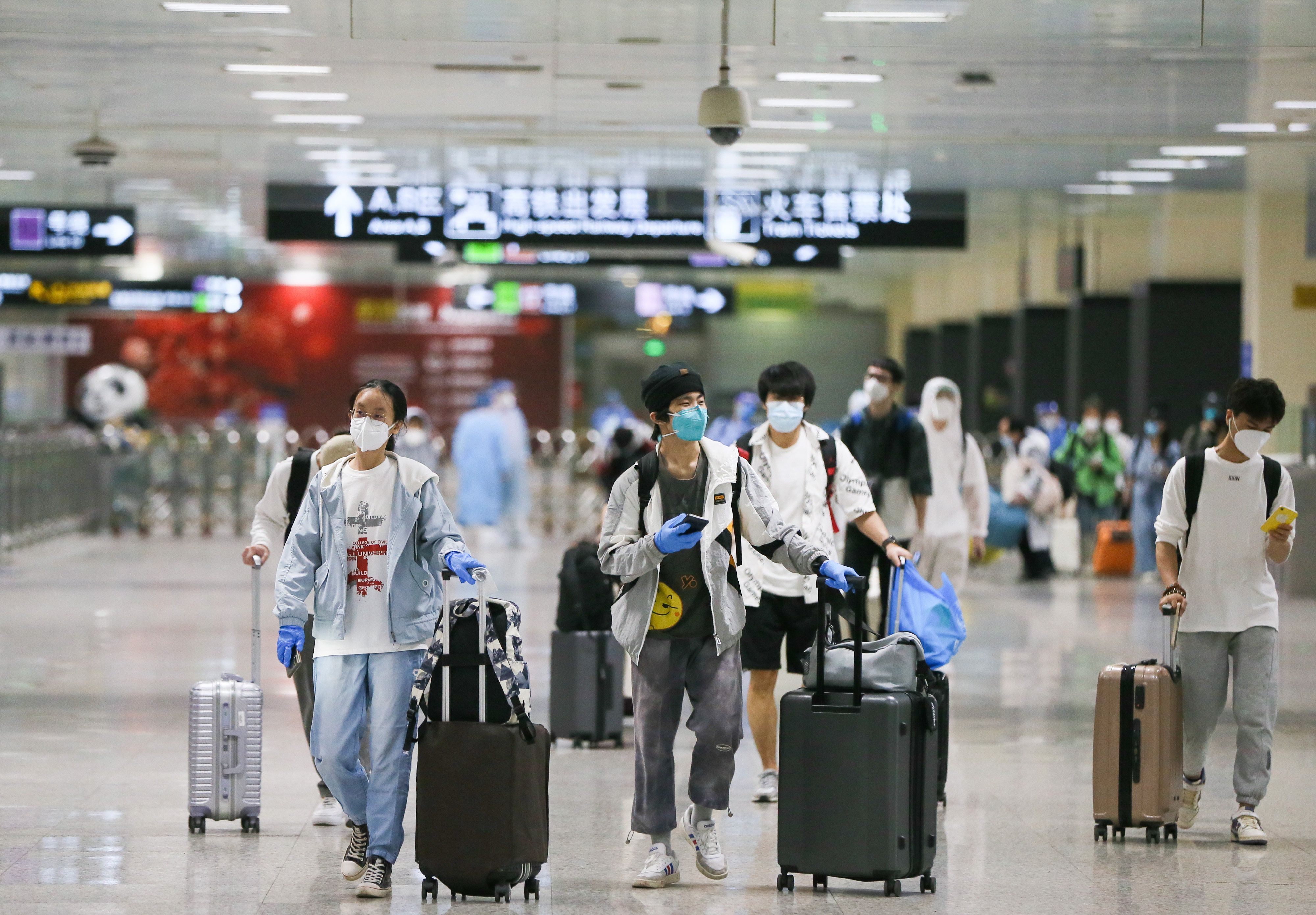 Travellers at Hongqiao Railway Station in Shanghai. Photo: Xinhua