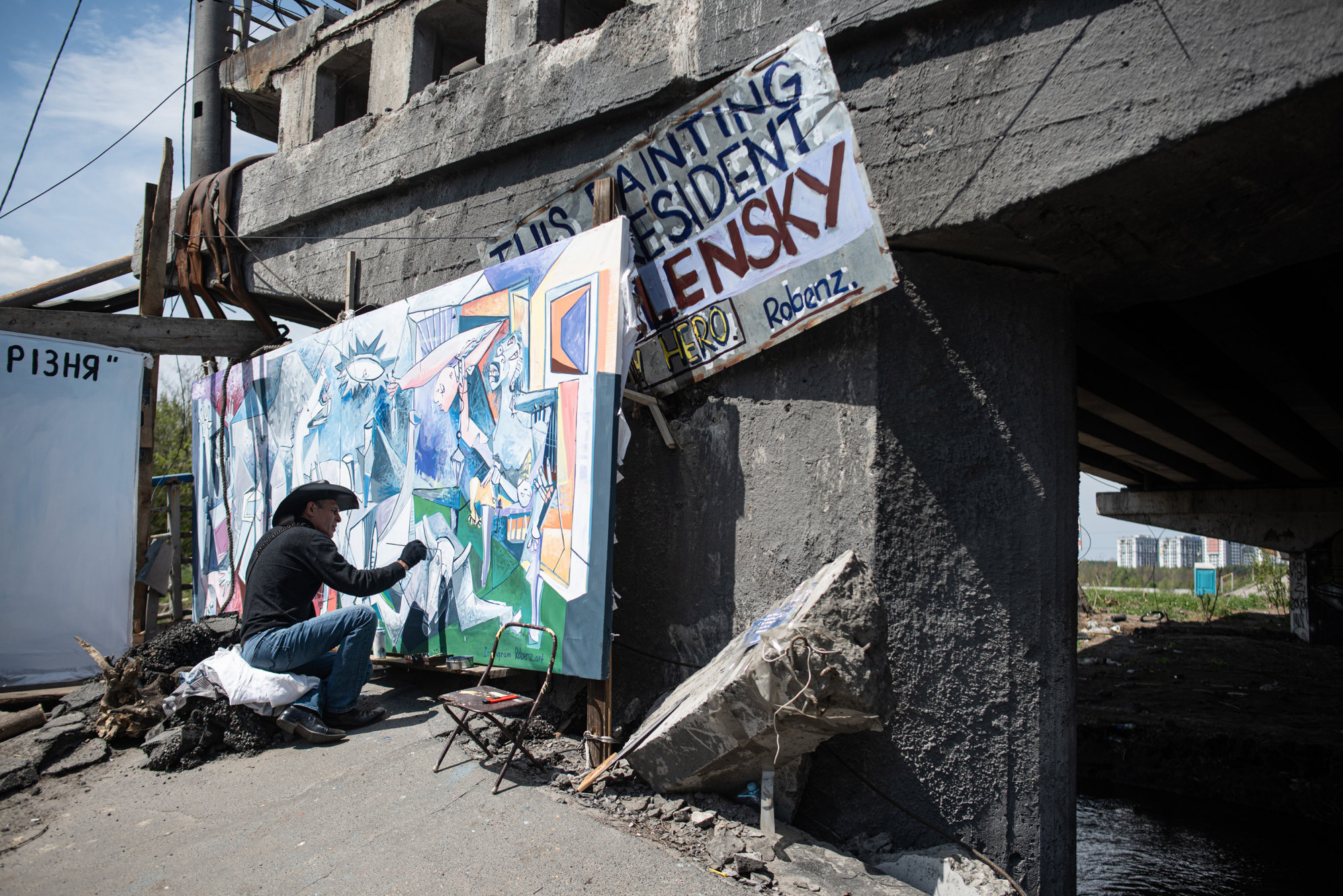 Artist Roberto Marquez at work in Ukraine. Photo: TNS