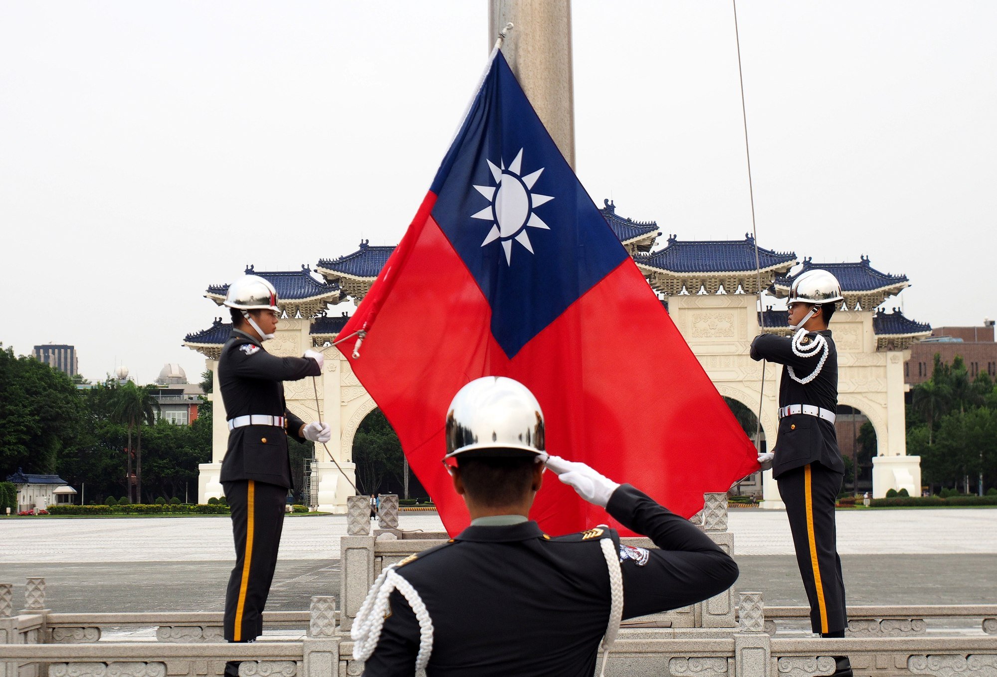 Flag-hoisting in front of the Chiang Kai-shek memorial hall in Taipei. Photo: EPA-EFE