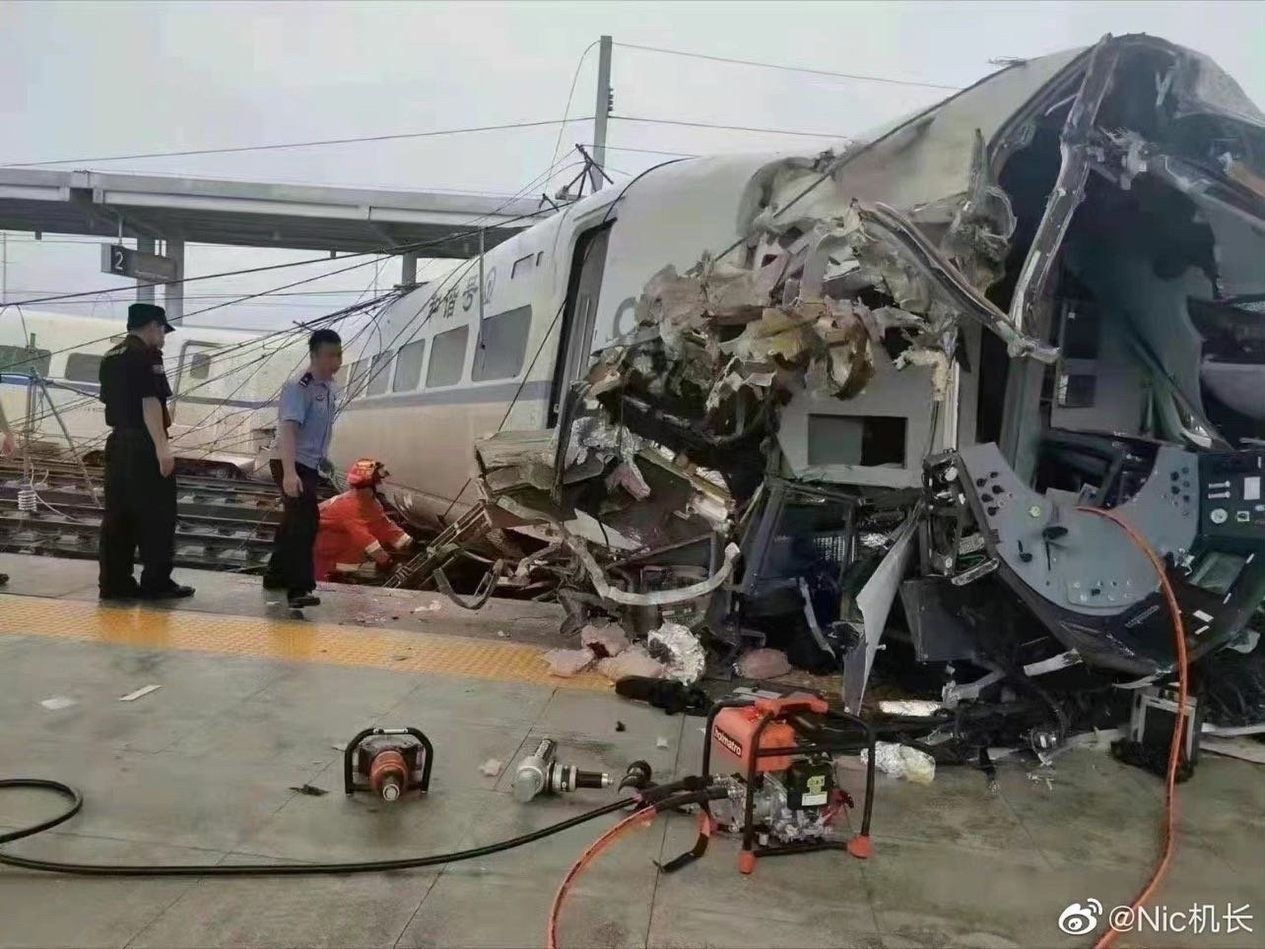 Авария в китае 11 ноября 2020. Железнодорожная авария. Железнодорожные катастрофы. Крушение пассажирского поезда.