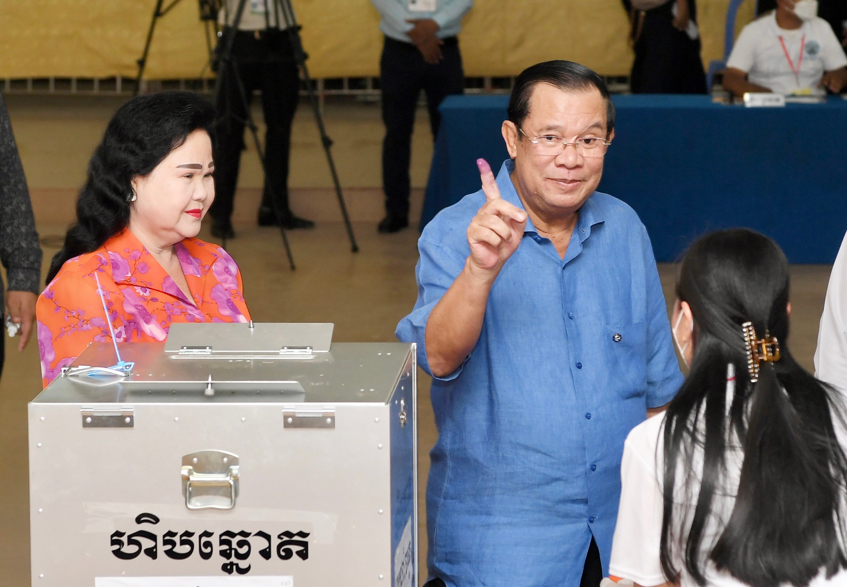 Cambodian Prime Minister Samdech Techo Hun Sen votes at a polling station. Photo: Xinhua