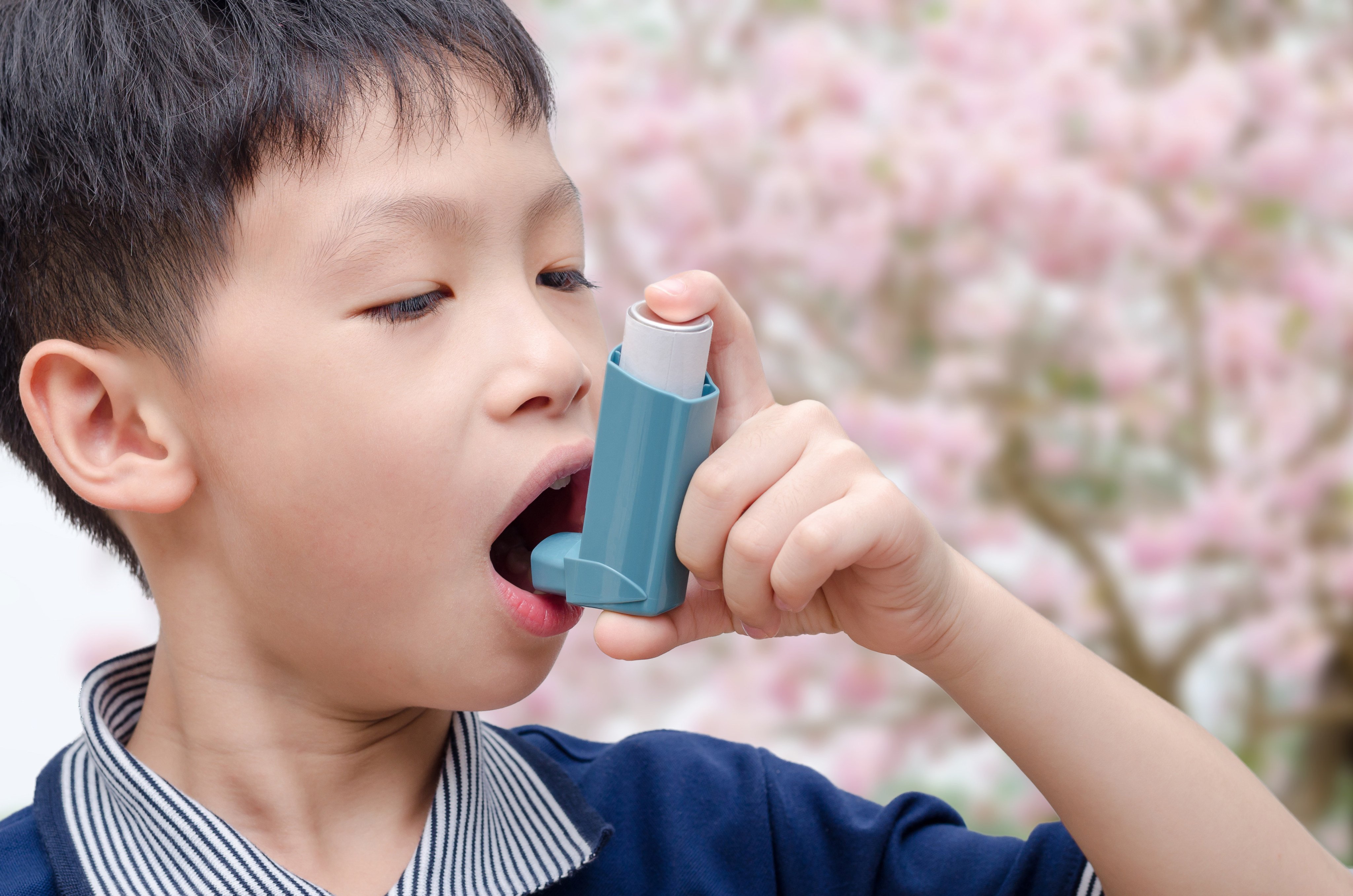 Астма в детстве. Астма. Бронхиальная астма. Бронхиальная астма фото. Мальчик с астмой.