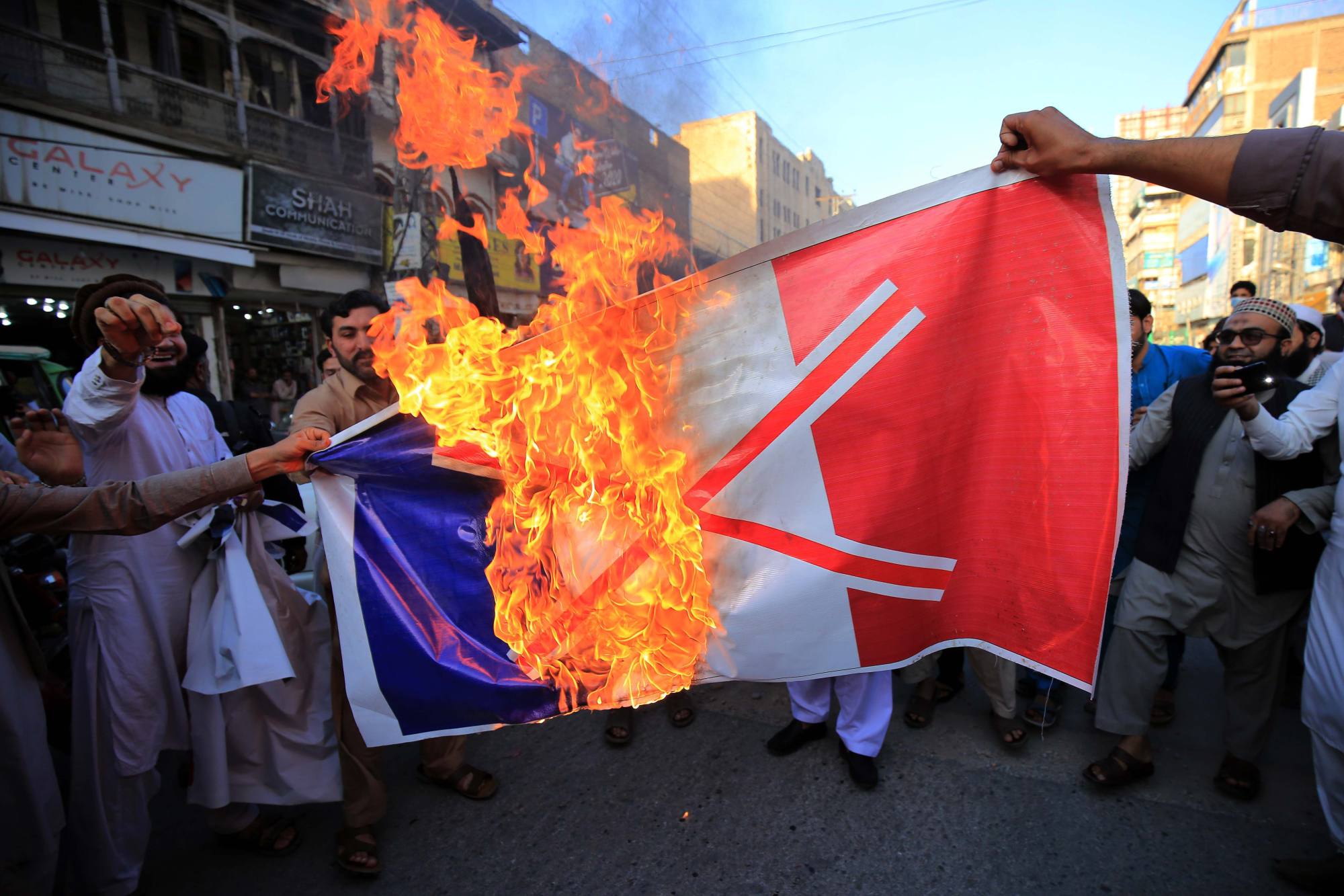 Traders in Pakistan burn a French national flag in 2020 following French President Emmanuel Macron’s comments about Prophet Mohammed caricatures. Photo: AFP