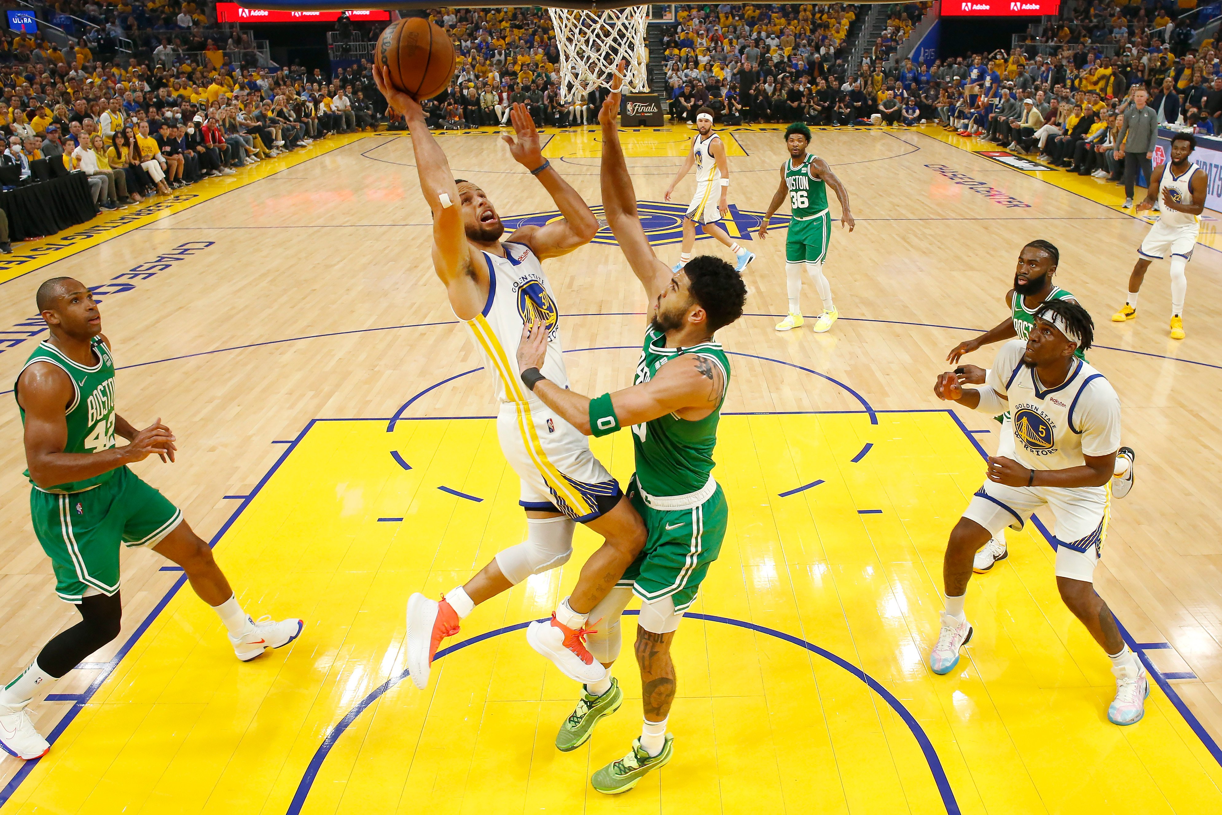 День андре. Финал НБА. Curry and Thompson dominate as Warriors down Celtics. NBA point.