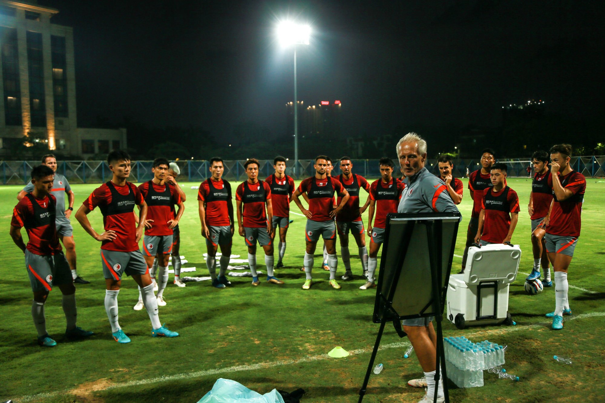 Jorn Andersen explains his tactics to the players ahead of the first match. Photo: HKFA