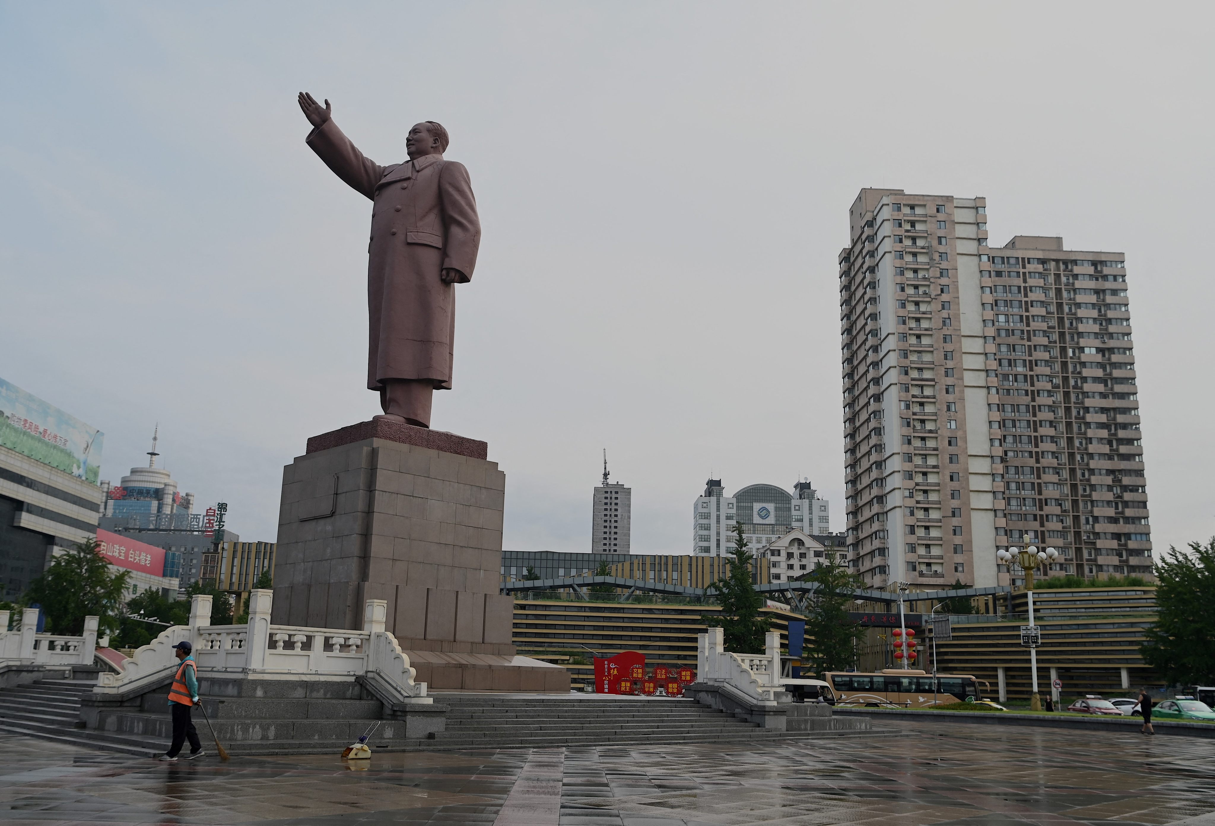 A worker stands in front of a Mao Zedong sculpture in Dandong. The Chinese border city has been locked down since the end of April. Photo: AFP